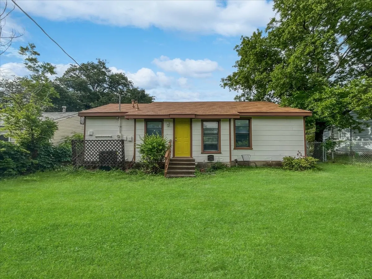 Single Family Residence For Sale in Tarrant County , 4929 Donnelly Avenue, Fort Worth, Texas 76107, 3 Bedroom, 1 Bathroom, 1 Garage spaces, 928 Sqft, built in 1950, mls#21353236, Real Estate Agent in Fort Worth, Homes For Sale in Tarrant county, Homes For Sale in Fort Worth, Realtor in Fort Worth Texas, Real Estate Brokerage Independent Realty Texas, Luminita Cordes Realtor