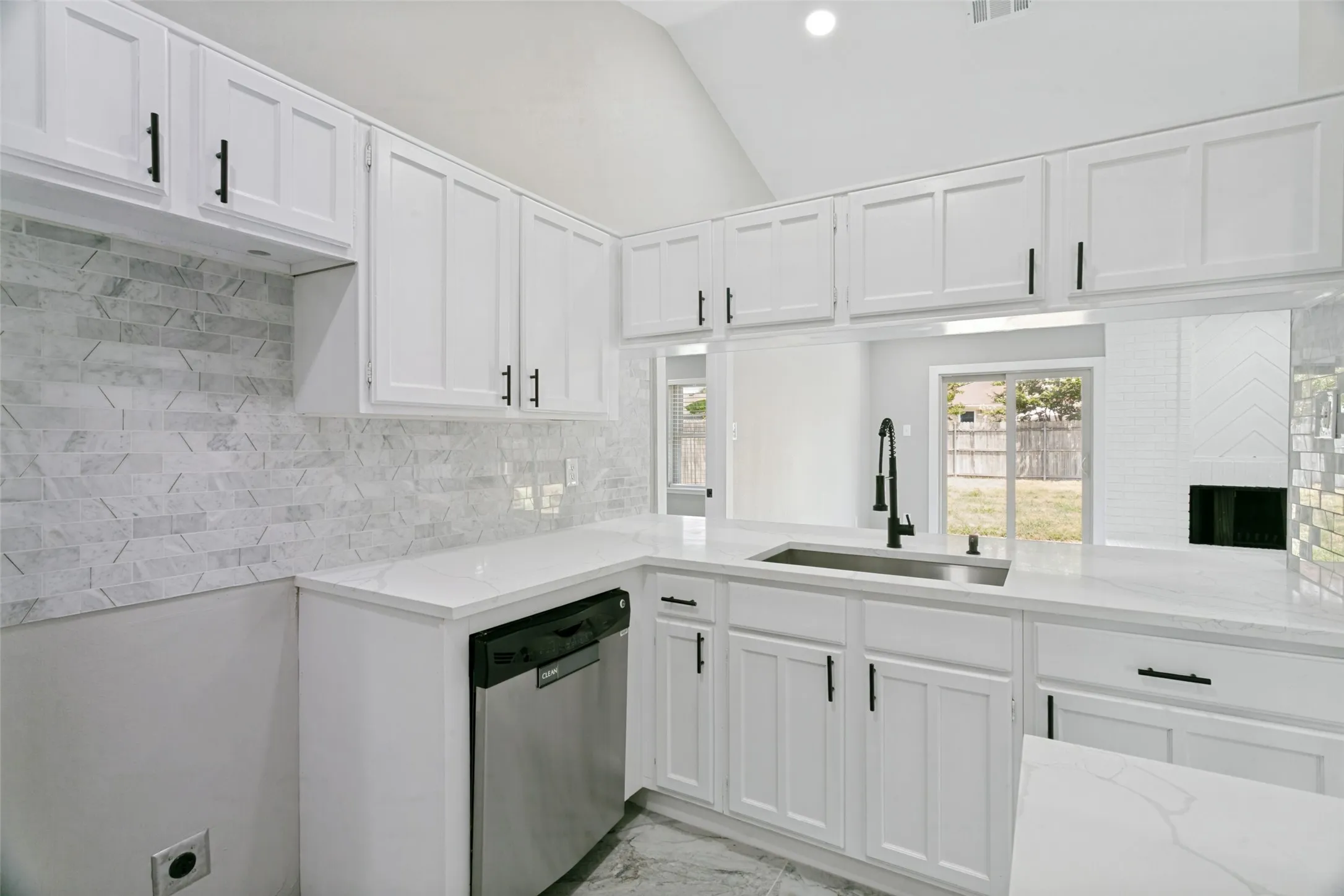 Single Family Residence For Sale in Tarrant County , 6633 N Park Drive, Watauga, Texas 76148, 3 Bedroom, 2 Bathroom, 2 Garage spaces, 1,382 Sqft, built in 1982, mls#21353237, Real Estate Agent in Watauga, Homes For Sale in Tarrant county, Homes For Sale in Watauga, Realtor in Watauga Texas, Real Estate Brokerage Independent Realty Texas, Luminita Cordes Realtor
