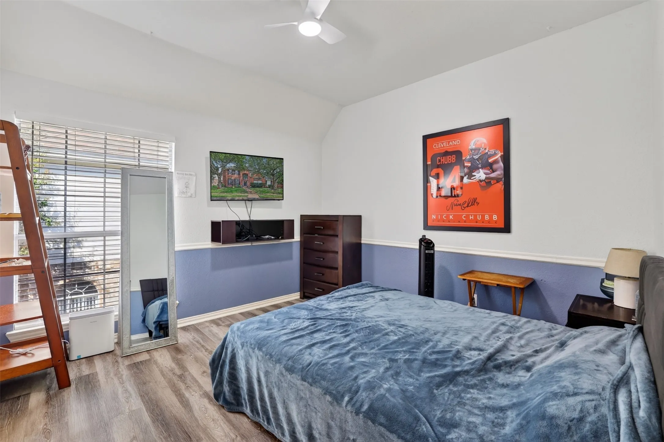Upstairs bedroom #3 with dual tone custom paint.