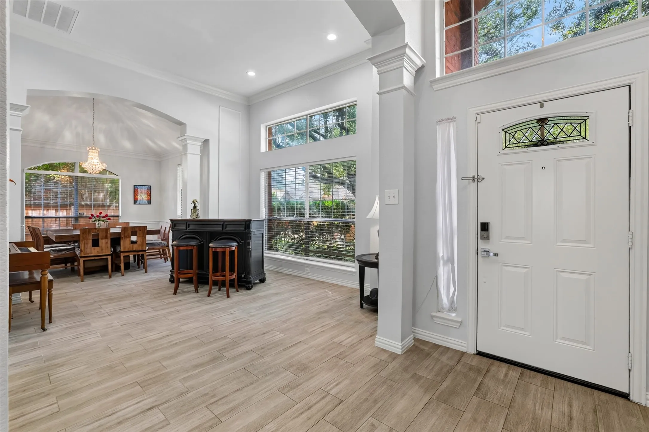 The entry will WOW you the minute you walk in with tall ceilings.