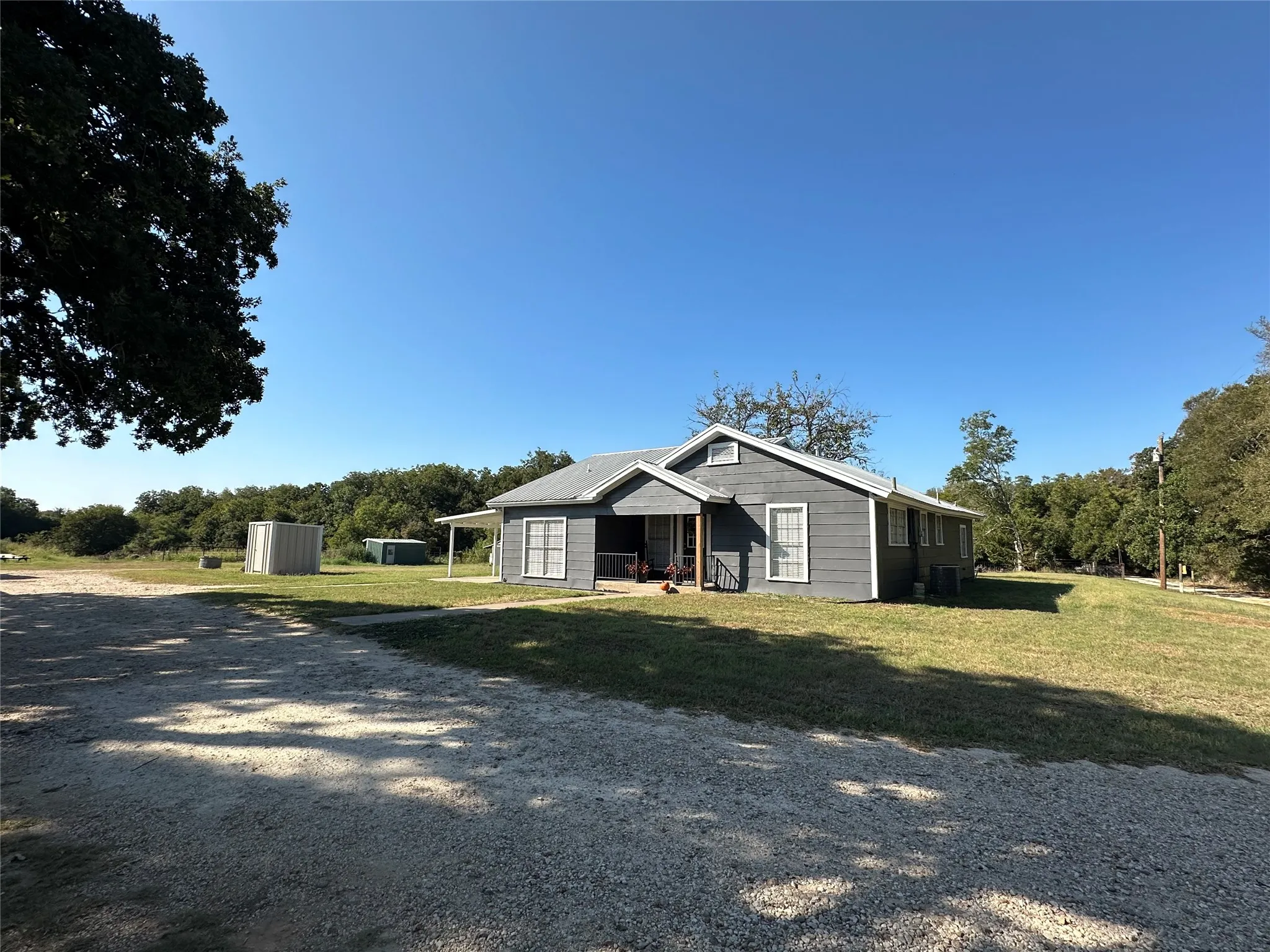 Single Family Residence For Sale in Johnson County , 8345 County Road 205, Grandview, Texas 76050, 4 Bedroom, 2 Bathroom, 3 Garage spaces, 1,817 Sqft, built in 1950, mls#21349021, Real Estate Agent in Grandview, Homes For Sale in Johnson county, Homes For Sale in Grandview, Realtor in Grandview Texas, Real Estate Brokerage Independent Realty Texas, Luminita Cordes Realtor
