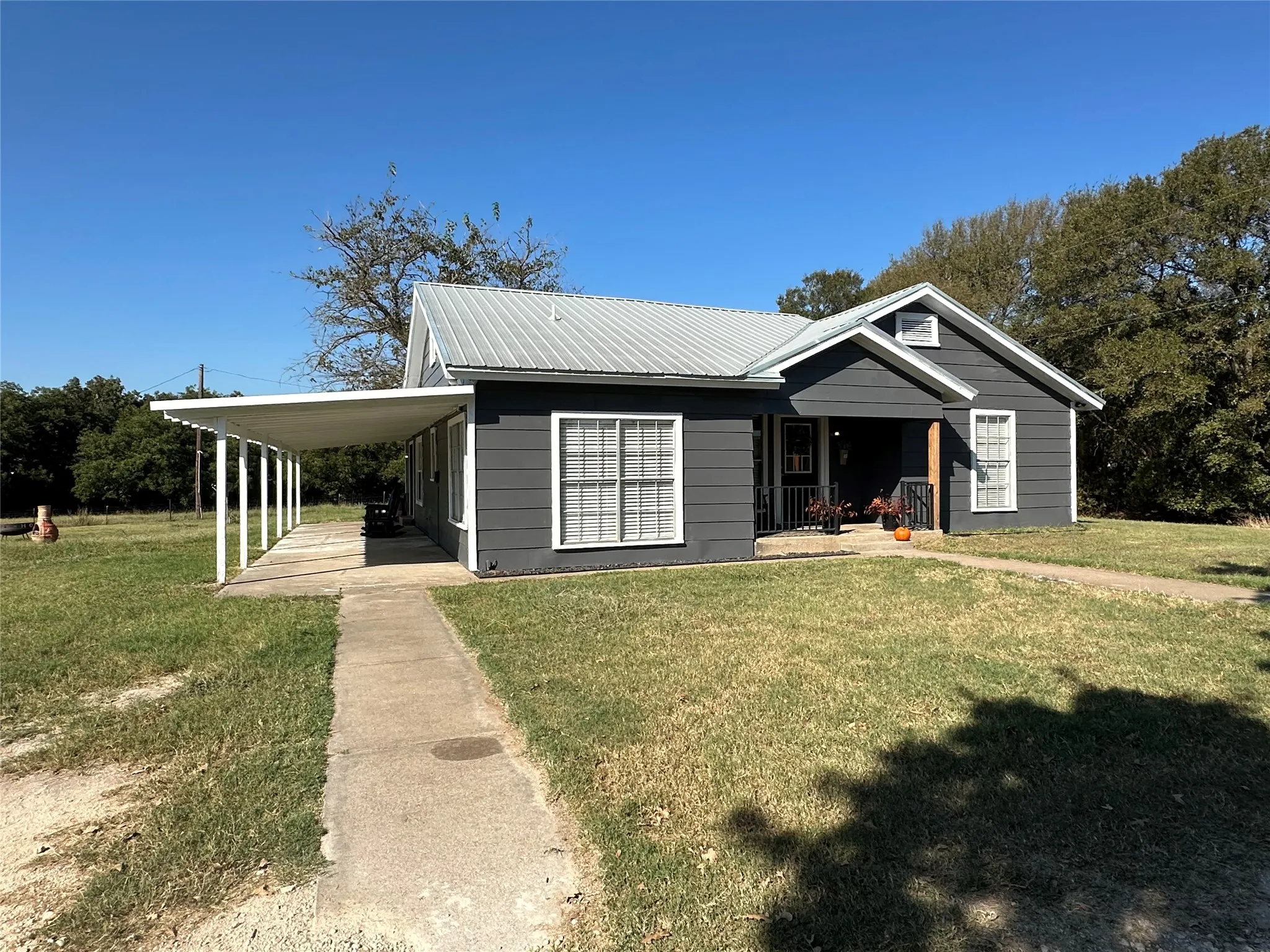 Single Family Residence For Sale in Johnson County , 8345 County Road 205, Grandview, Texas 76050, 4 Bedroom, 2 Bathroom, 3 Garage spaces, 1,817 Sqft, built in 1950, mls#21349021, Real Estate Agent in Grandview, Homes For Sale in Johnson county, Homes For Sale in Grandview, Realtor in Grandview Texas, Real Estate Brokerage Independent Realty Texas, Luminita Cordes Realtor
