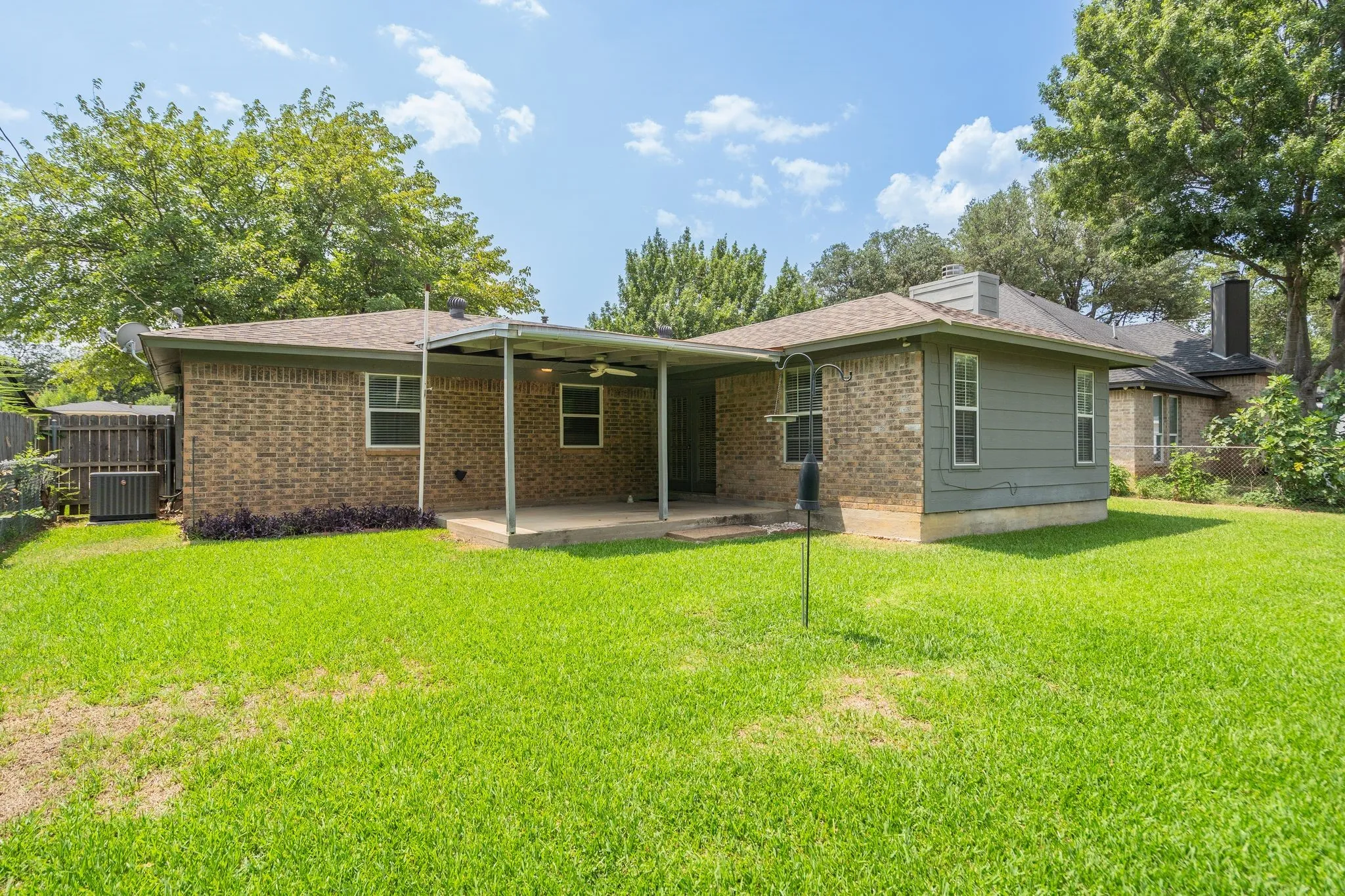 Single Family Residence For Sale in Tarrant County , 6980 Cox Lane, North Richland Hills, Texas 76182, 3 Bedroom, 2 Bathroom, 2 Garage spaces, 1,457 Sqft, built in 1972, mls#21353225, Real Estate Agent in North Richland Hills, Homes For Sale in Tarrant county, Homes For Sale in North Richland Hills, Realtor in North Richland Hills Texas, Real Estate Brokerage Independent Realty Texas, Luminita Cordes Realtor