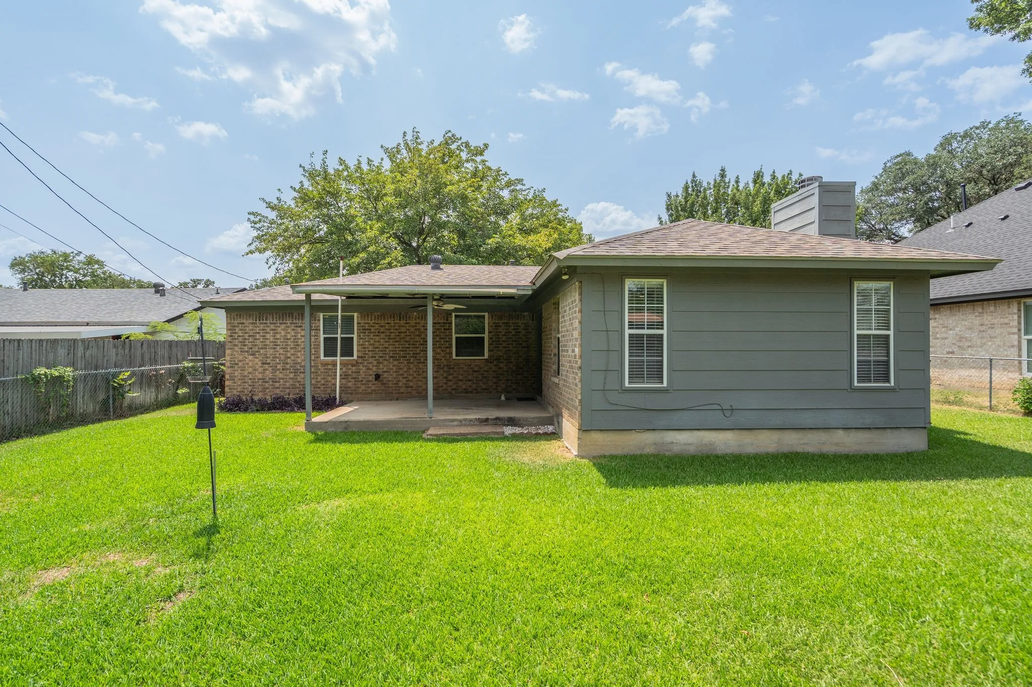Single Family Residence For Sale in Tarrant County , 6980 Cox Lane, North Richland Hills, Texas 76182, 3 Bedroom, 2 Bathroom, 2 Garage spaces, 1,457 Sqft, built in 1972, mls#21353225, Real Estate Agent in North Richland Hills, Homes For Sale in Tarrant county, Homes For Sale in North Richland Hills, Realtor in North Richland Hills Texas, Real Estate Brokerage Independent Realty Texas, Luminita Cordes Realtor