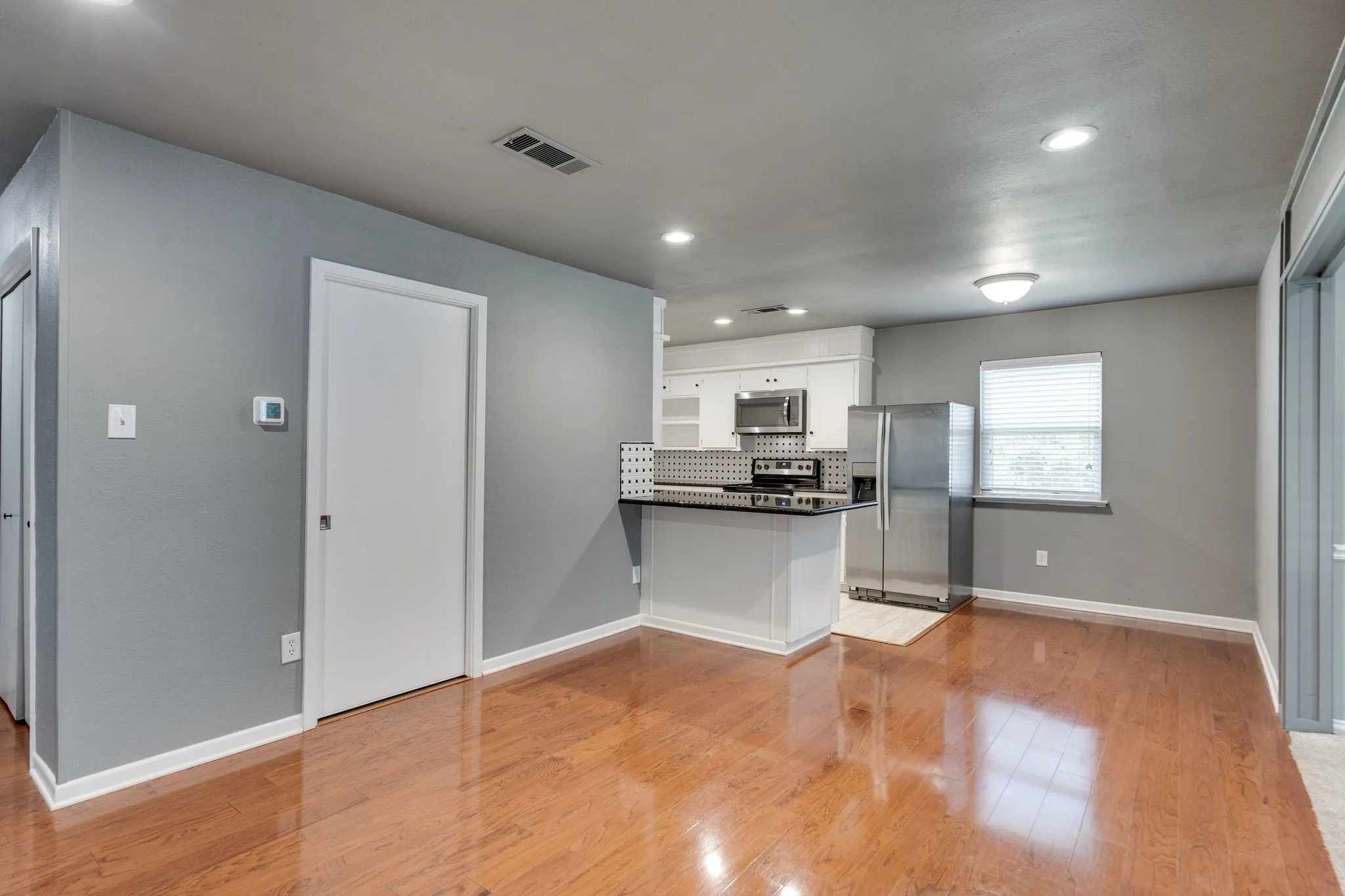 Single Family Residence For Sale in Tarrant County , 6980 Cox Lane, North Richland Hills, Texas 76182, 3 Bedroom, 2 Bathroom, 2 Garage spaces, 1,457 Sqft, built in 1972, mls#21353225, Real Estate Agent in North Richland Hills, Homes For Sale in Tarrant county, Homes For Sale in North Richland Hills, Realtor in North Richland Hills Texas, Real Estate Brokerage Independent Realty Texas, Luminita Cordes Realtor