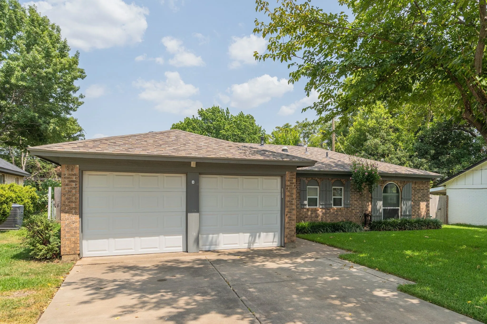 Single Family Residence For Sale in Tarrant County , 6980 Cox Lane, North Richland Hills, Texas 76182, 3 Bedroom, 2 Bathroom, 2 Garage spaces, 1,457 Sqft, built in 1972, mls#21353225, Real Estate Agent in North Richland Hills, Homes For Sale in Tarrant county, Homes For Sale in North Richland Hills, Realtor in North Richland Hills Texas, Real Estate Brokerage Independent Realty Texas, Luminita Cordes Realtor