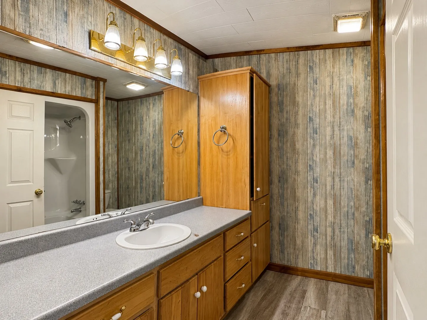 Full vanity with an integrated sink and an elongated mirror