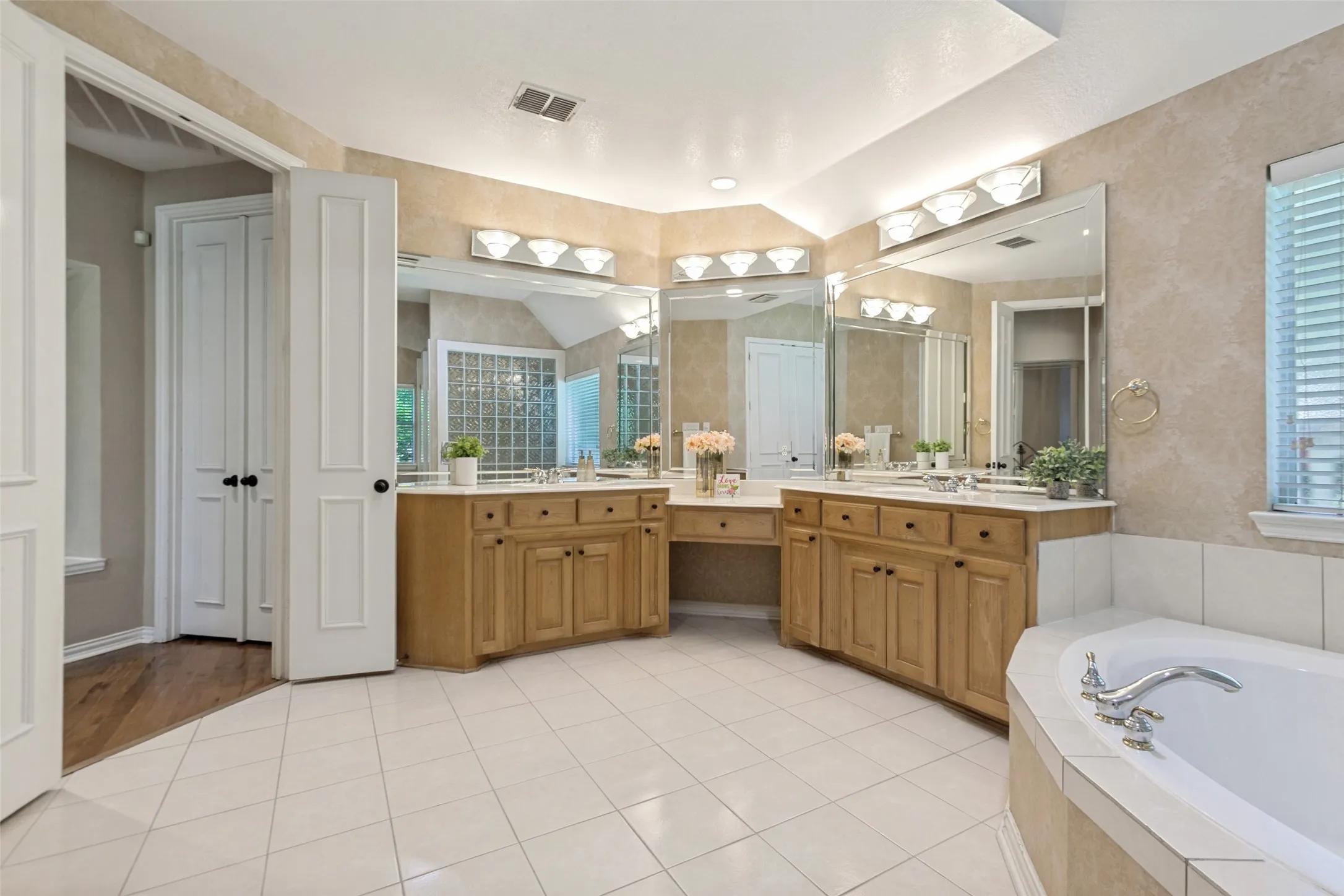 Single Family Residence For Sale in Collin County , 4306 Willow Ridge Drive, Parker, Texas 75002, 4 Bedroom, 5 Bathroom, 3 Garage spaces, 5,403 Sqft, built in 1999, mls#21353256, Real Estate Agent in Parker, Homes For Sale in Collin county, Homes For Sale in Parker, Realtor in Parker Texas, Real Estate Brokerage Independent Realty Texas, Luminita Cordes Realtor