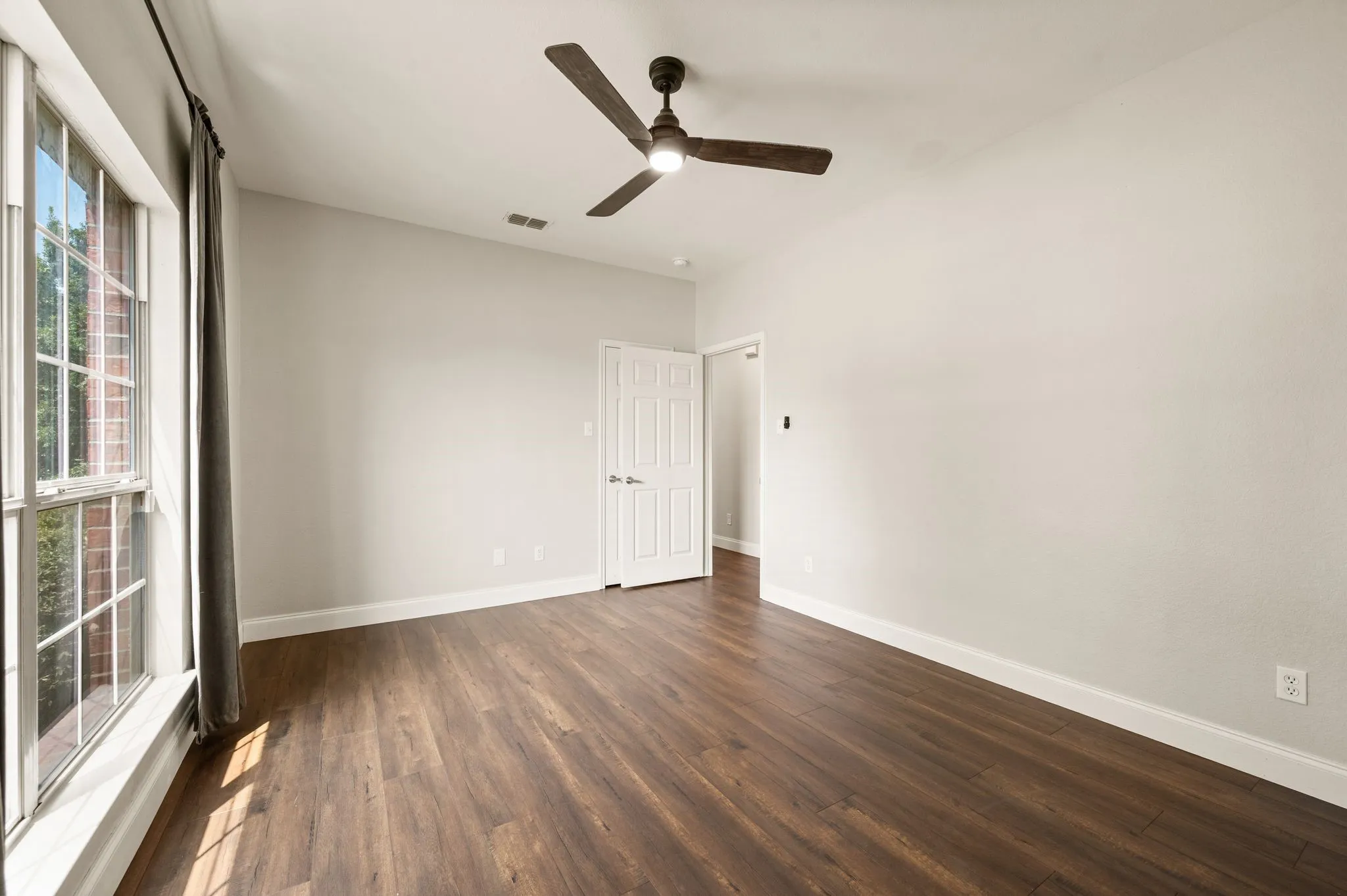 Additional bedroom on 1st floor (second view)