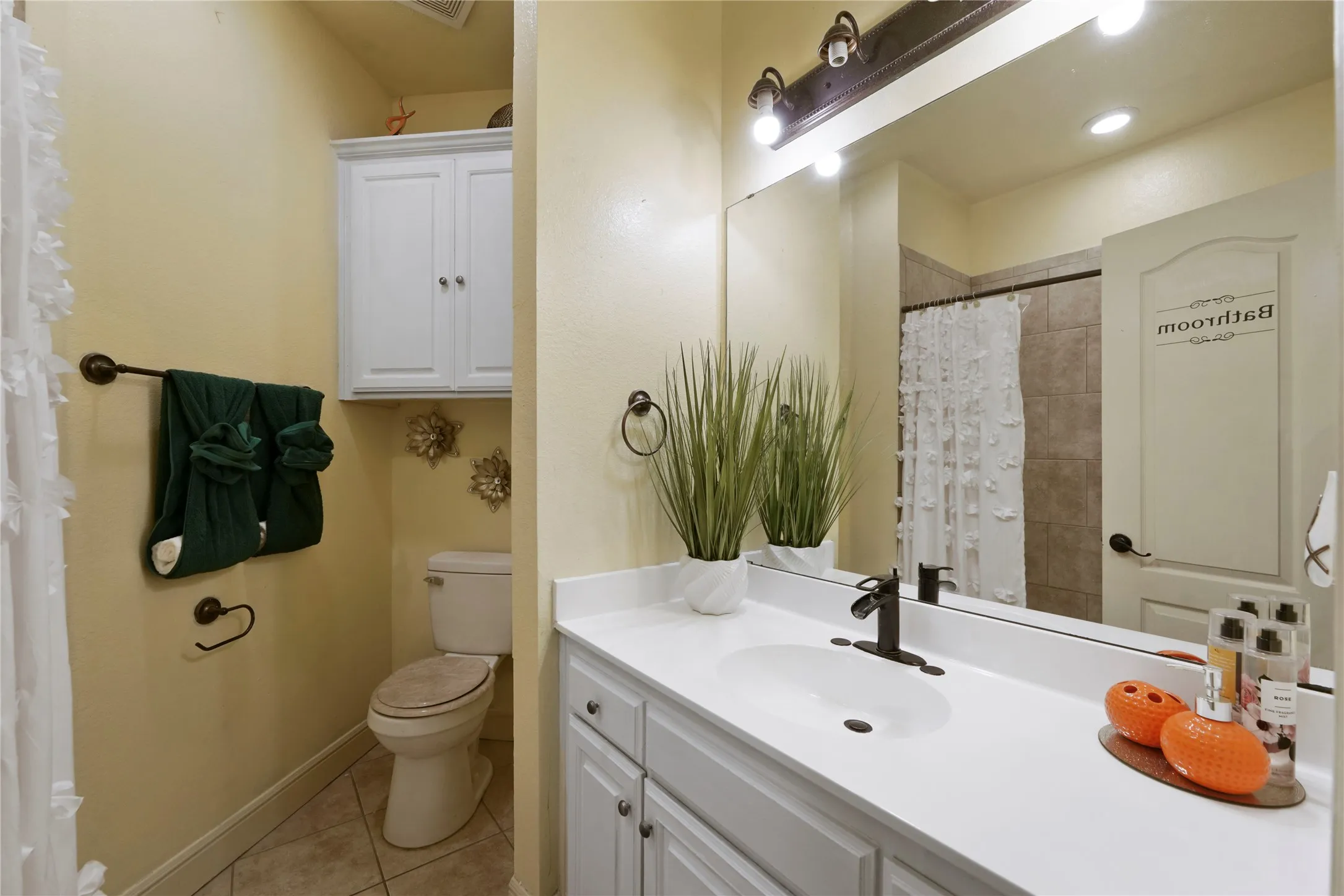 Single vanity with an integrated sink and matte black faucet