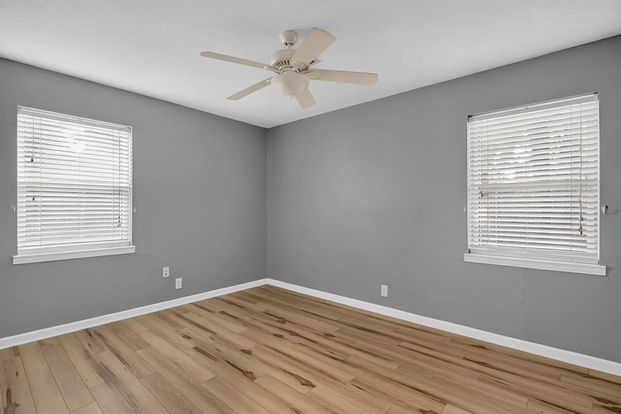 Single Family Residence For Sale in Denton County , 149 Redwood Drive, Highland Village, Texas 75077, 4 Bedroom, 4 Bathroom, 2 Garage spaces, 2,686 Sqft, built in 1965, mls#21352078, Real Estate Agent in Highland Village, Homes For Sale in Denton county, Homes For Sale in Highland Village, Realtor in Highland Village Texas, Real Estate Brokerage Independent Realty Texas, Luminita Cordes Realtor