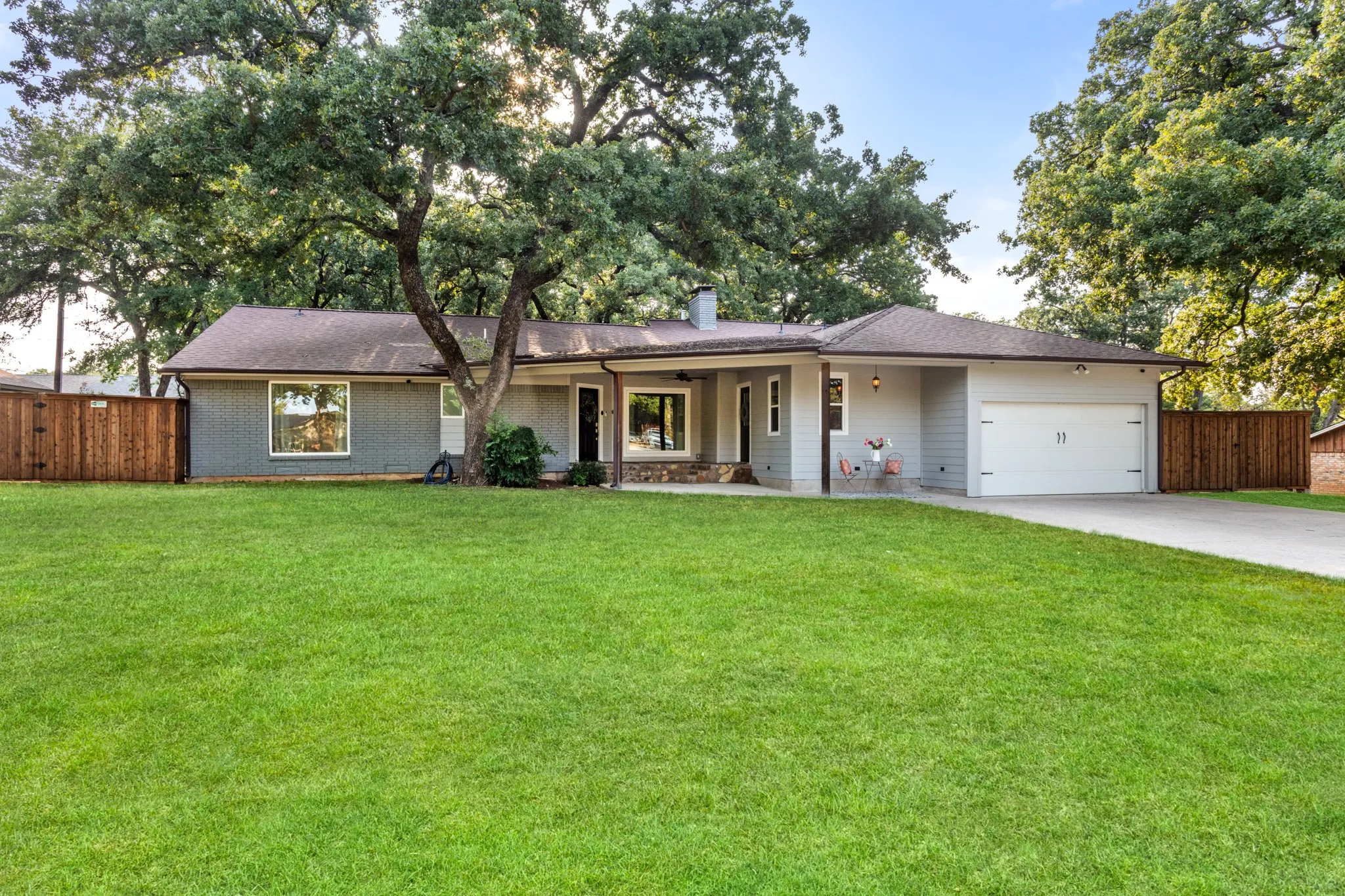 Single Family Residence For Sale in Denton County , 149 Redwood Drive, Highland Village, Texas 75077, 4 Bedroom, 4 Bathroom, 2 Garage spaces, 2,686 Sqft, built in 1965, mls#21352078, Real Estate Agent in Highland Village, Homes For Sale in Denton county, Homes For Sale in Highland Village, Realtor in Highland Village Texas, Real Estate Brokerage Independent Realty Texas, Luminita Cordes Realtor