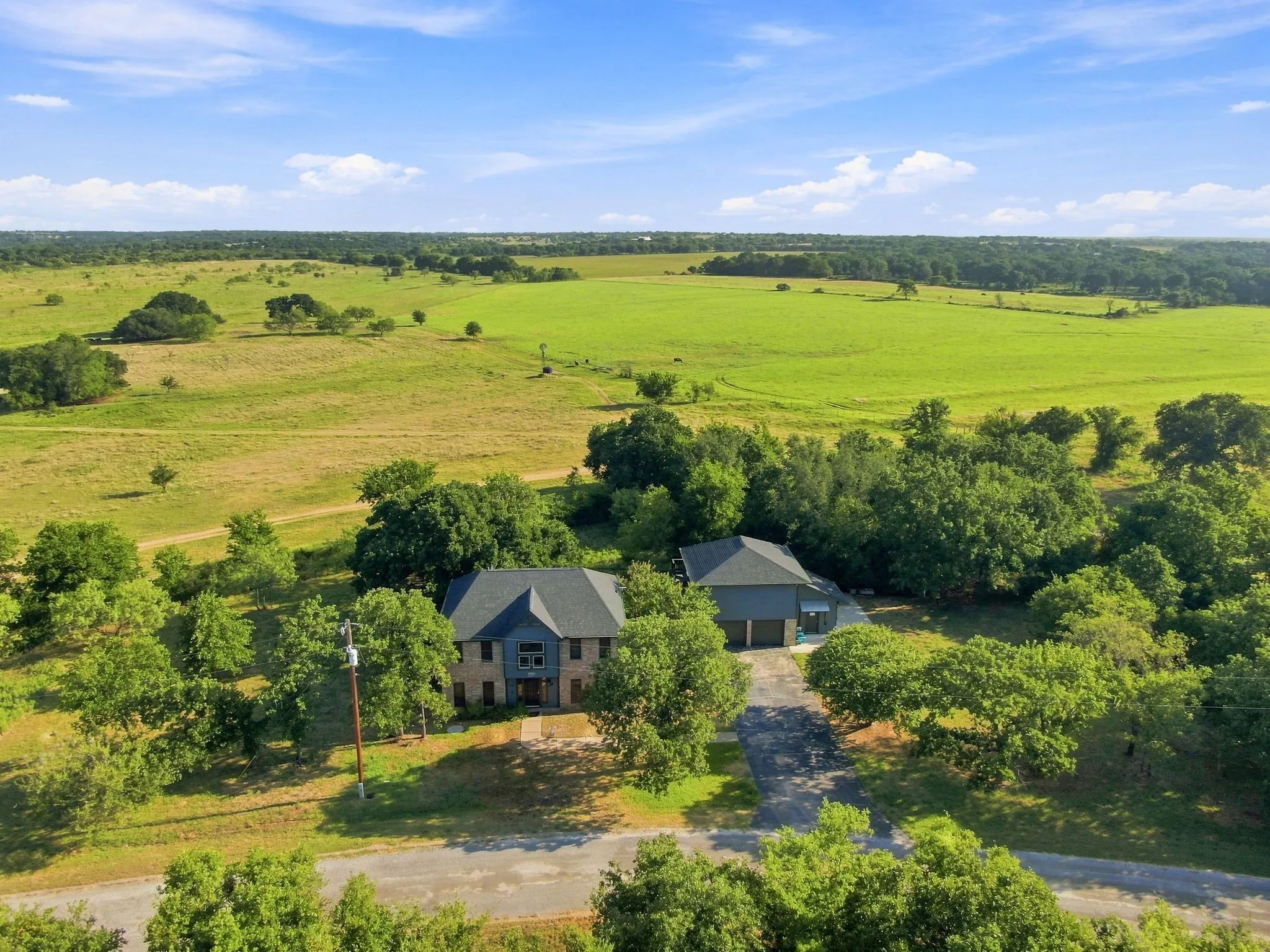 Single Family Residence For Sale in Hill County , 27172 Whispering Meadow Drive, Whitney, Texas 76692, 5 Bedroom, 4 Bathroom, 2 Garage spaces, 2,792 Sqft, built in 1996, mls#21350329, Real Estate Agent in Whitney, Homes For Sale in Hill county, Homes For Sale in Whitney, Realtor in Whitney Texas, Real Estate Brokerage Independent Realty Texas, Luminita Cordes Realtor