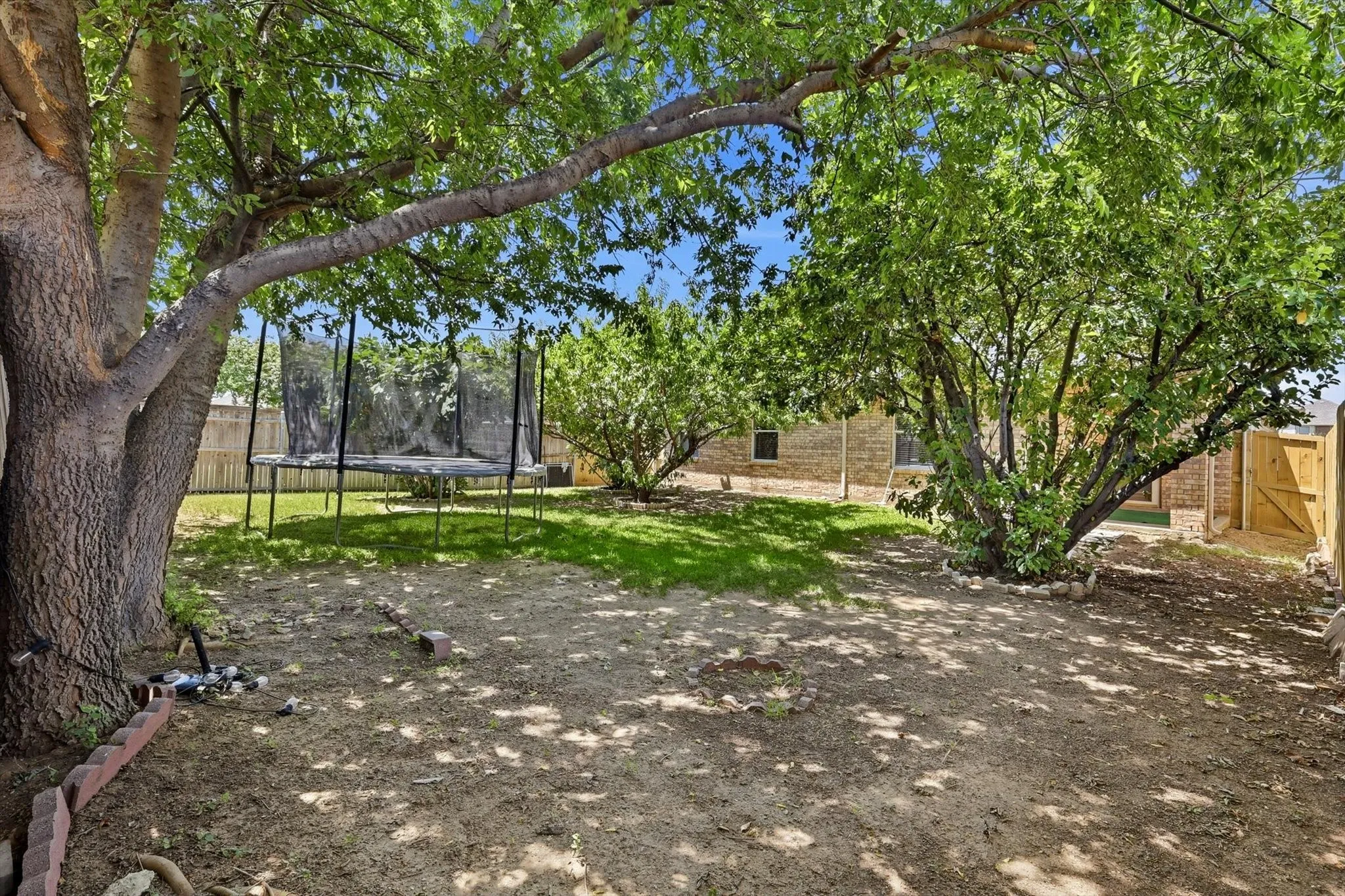 Single Family Residence For Rent in Denton County , 2340 Evening Song Drive, Little Elm, Texas 75068, 3 Bedrooms, 2 Bathrooms, 2 Garage spaces, 1,525 Sqft, built in 2005, Price $2,000, mls#21352309, Real Estate Agent in Little Elm, Homes For Rent in Denton county, Homes For Rent in Little Elm, Realtor in Little Elm Texas, Real Estate Brokerage Independent Realty Texas, Luminita Cordes Realtor