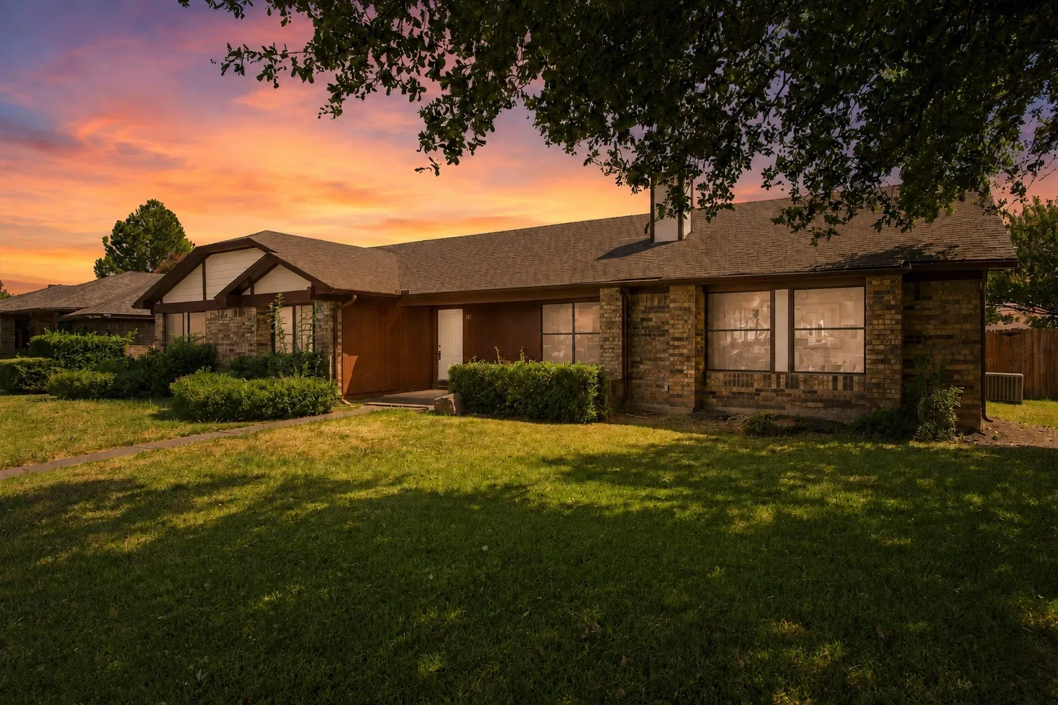 Single Family Residence For Sale in Dallas County , 117 Cole Street, Garland, Texas 75040, 2 Bedroom, 2 Bathroom, Garage spaces, 1,371 Sqft, built in 1983, mls#21352042, Real Estate Agent in Garland, Homes For Sale in Dallas county, Homes For Sale in Garland, Realtor in Garland Texas, Real Estate Brokerage Independent Realty Texas, Luminita Cordes Realtor