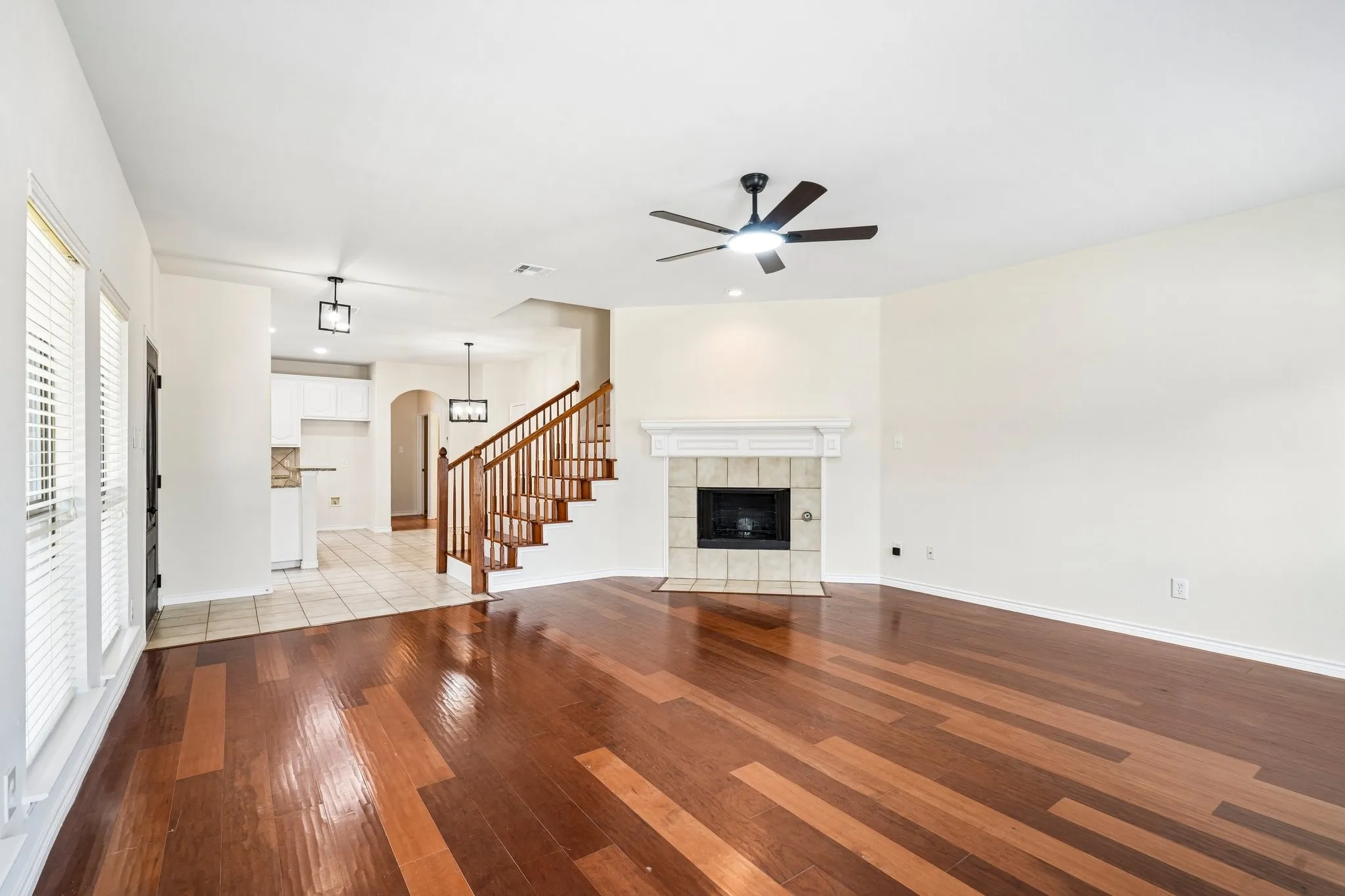  Spacious Living room with contemporary fixtures