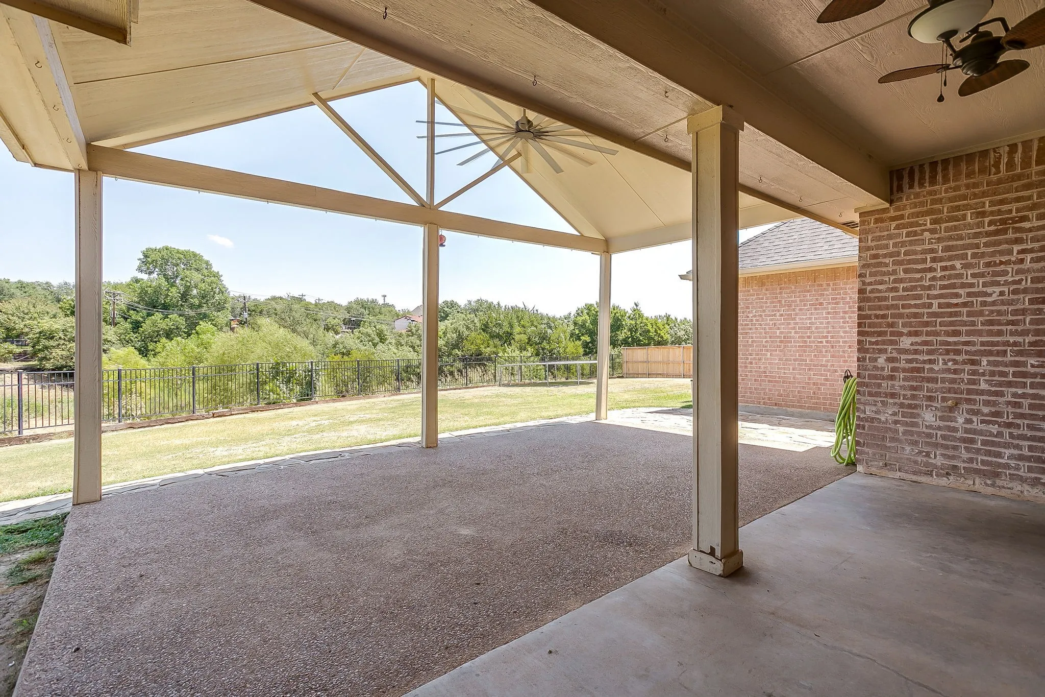 Single Family Residence For Sale in Parker County , 117 Danielle Drive, Hudson Oaks, Texas 76087, 4 Bedroom, 3 Bathroom, 3 Garage spaces, 2,650 Sqft, built in 2002, mls#21353270, Real Estate Agent in Hudson Oaks, Homes For Sale in Parker county, Homes For Sale in Hudson Oaks, Realtor in Hudson Oaks Texas, Real Estate Brokerage Independent Realty Texas, Luminita Cordes Realtor