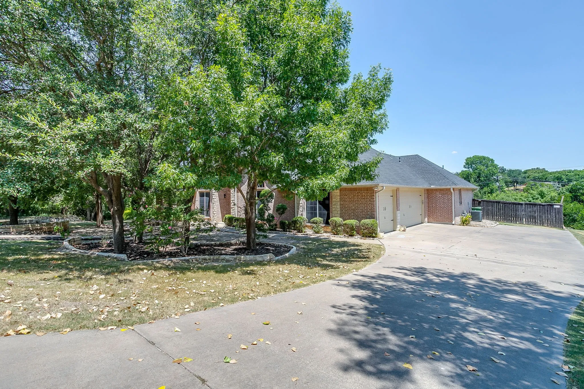 Single Family Residence For Sale in Parker County , 117 Danielle Drive, Hudson Oaks, Texas 76087, 4 Bedroom, 3 Bathroom, 3 Garage spaces, 2,650 Sqft, built in 2002, mls#21353270, Real Estate Agent in Hudson Oaks, Homes For Sale in Parker county, Homes For Sale in Hudson Oaks, Realtor in Hudson Oaks Texas, Real Estate Brokerage Independent Realty Texas, Luminita Cordes Realtor