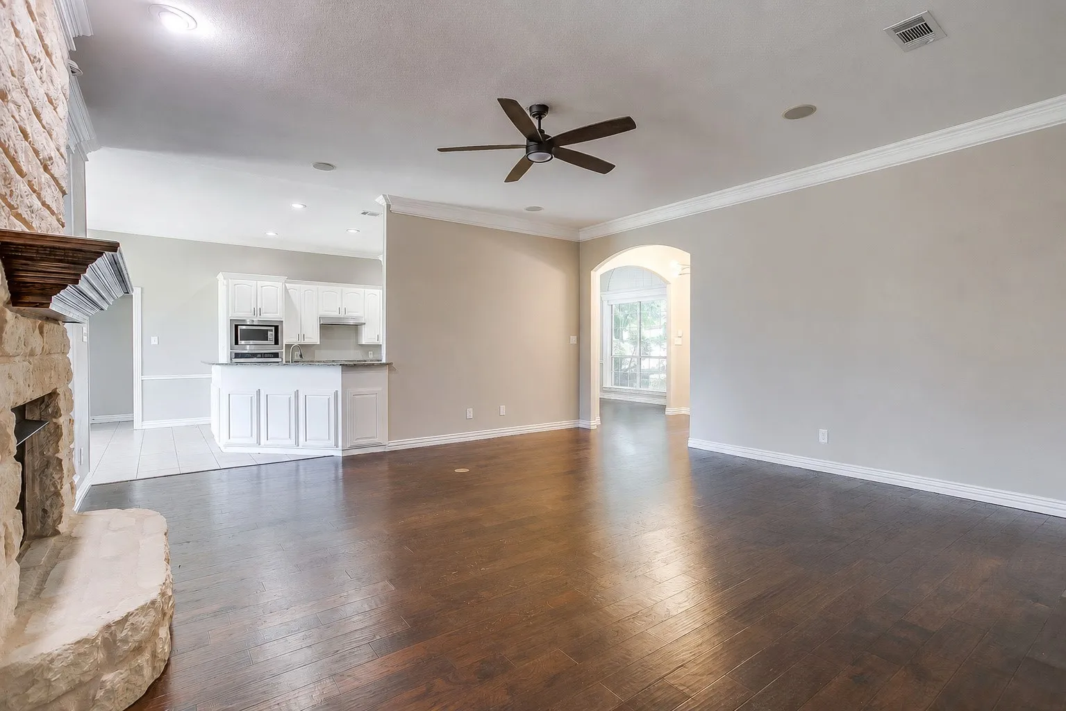 Single Family Residence For Sale in Parker County , 117 Danielle Drive, Hudson Oaks, Texas 76087, 4 Bedroom, 3 Bathroom, 3 Garage spaces, 2,650 Sqft, built in 2002, mls#21353270, Real Estate Agent in Hudson Oaks, Homes For Sale in Parker county, Homes For Sale in Hudson Oaks, Realtor in Hudson Oaks Texas, Real Estate Brokerage Independent Realty Texas, Luminita Cordes Realtor
