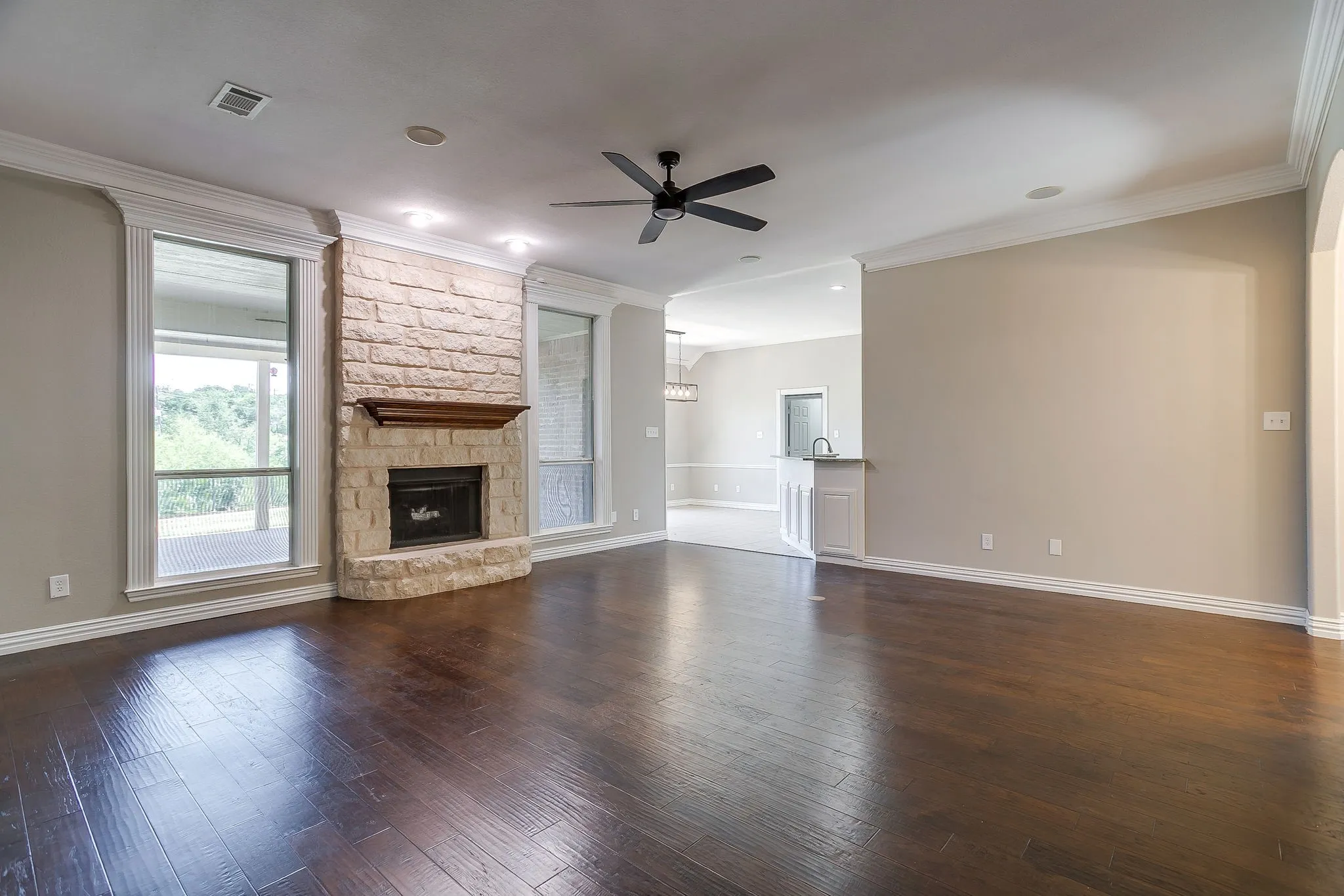 Single Family Residence For Sale in Parker County , 117 Danielle Drive, Hudson Oaks, Texas 76087, 4 Bedroom, 3 Bathroom, 3 Garage spaces, 2,650 Sqft, built in 2002, mls#21353270, Real Estate Agent in Hudson Oaks, Homes For Sale in Parker county, Homes For Sale in Hudson Oaks, Realtor in Hudson Oaks Texas, Real Estate Brokerage Independent Realty Texas, Luminita Cordes Realtor