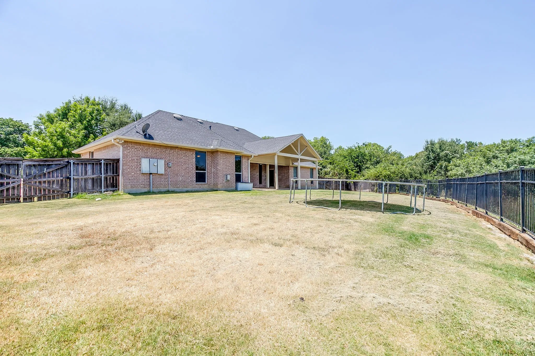 Single Family Residence For Sale in Parker County , 117 Danielle Drive, Hudson Oaks, Texas 76087, 4 Bedroom, 3 Bathroom, 3 Garage spaces, 2,650 Sqft, built in 2002, mls#21353270, Real Estate Agent in Hudson Oaks, Homes For Sale in Parker county, Homes For Sale in Hudson Oaks, Realtor in Hudson Oaks Texas, Real Estate Brokerage Independent Realty Texas, Luminita Cordes Realtor