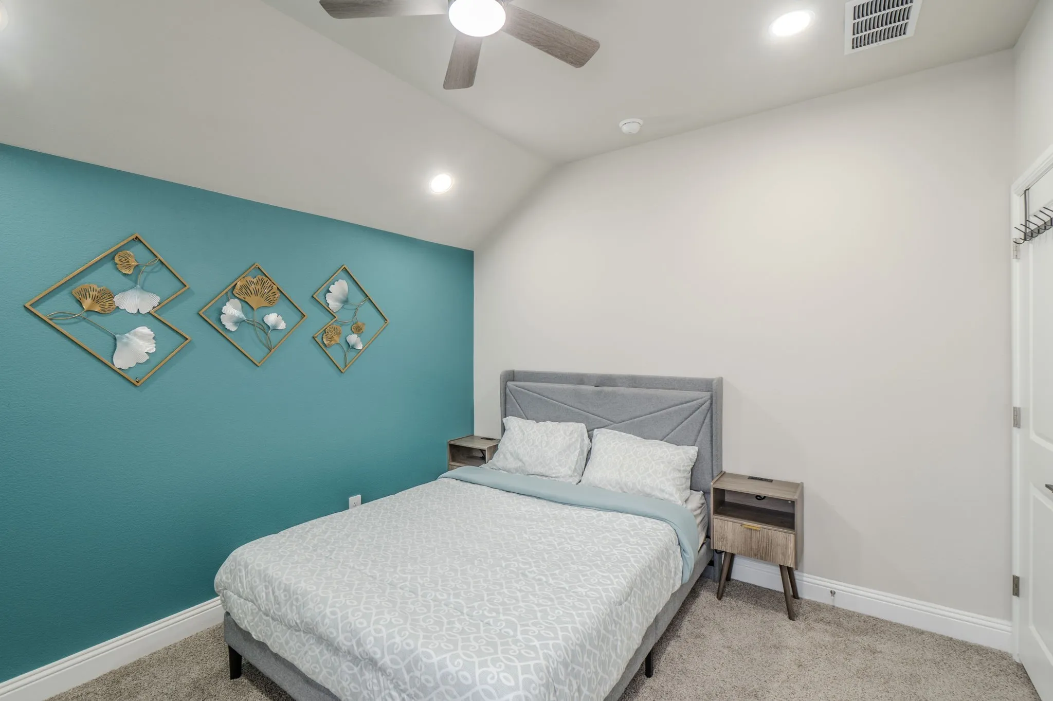 Vaulted ceiling with a ceiling fan, recessed lighting, and wall-to-wall carpeting