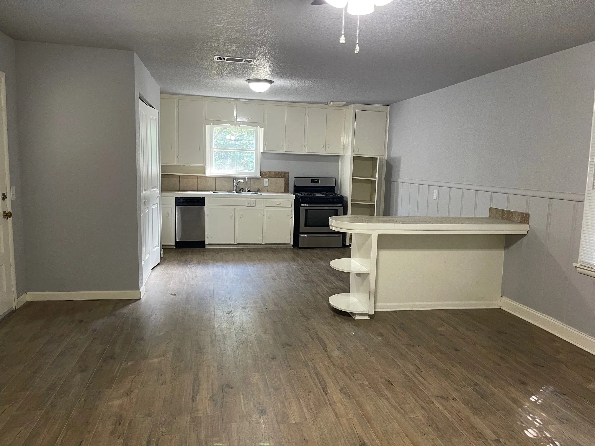 Single Family Residence For Rent in Tarrant County , 5513 Santa Barbara Avenue, Fort Worth, Texas 76114, 3 Bedroom, 2 Bathroom, 1 Garage spaces, 1,616 Sqft, built in 1956, mls#21353288, Real Estate Agent in Fort Worth, Homes For Rent in Tarrant county, Homes For Rent in Fort Worth, Realtor in Fort Worth Texas, Real Estate Brokerage Independent Realty Texas, Luminita Cordes Realtor