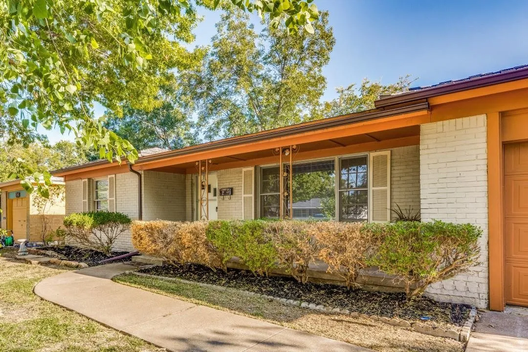 Single Family Residence For Rent in Tarrant County , 5513 Santa Barbara Avenue, Fort Worth, Texas 76114, 3 Bedroom, 2 Bathroom, 1 Garage spaces, 1,616 Sqft, built in 1956, mls#21353288, Real Estate Agent in Fort Worth, Homes For Rent in Tarrant county, Homes For Rent in Fort Worth, Realtor in Fort Worth Texas, Real Estate Brokerage Independent Realty Texas, Luminita Cordes Realtor
