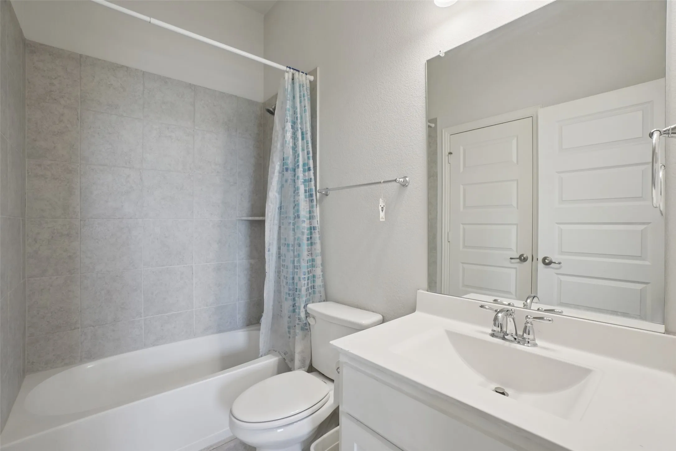 Bathroom with vanity and shower / bath combo with shower curtain