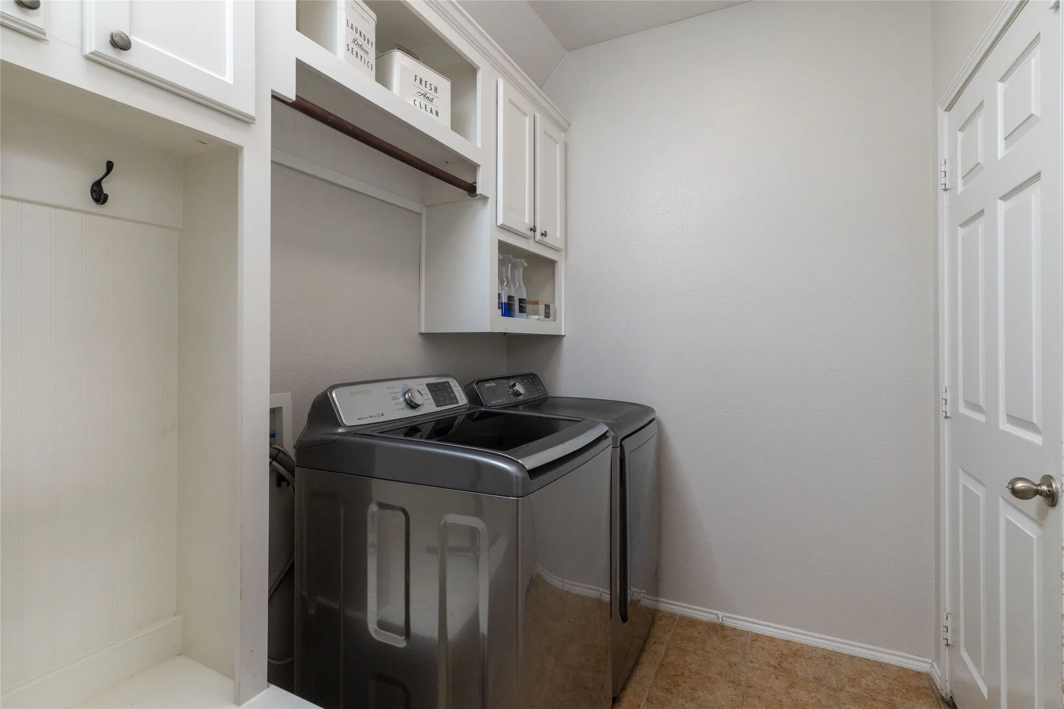 Single Family Residence For Sale in Denton County , 15647 Gatehouse Drive, Fort Worth, Texas 76262, 4 Bedroom, 4 Bathroom, 3 Garage spaces, 3,278 Sqft, built in 2008, mls#21351528, Real Estate Agent in Fort Worth, Homes For Sale in Denton county, Homes For Sale in Fort Worth, Realtor in Fort Worth Texas, Real Estate Brokerage Independent Realty Texas, Luminita Cordes Realtor