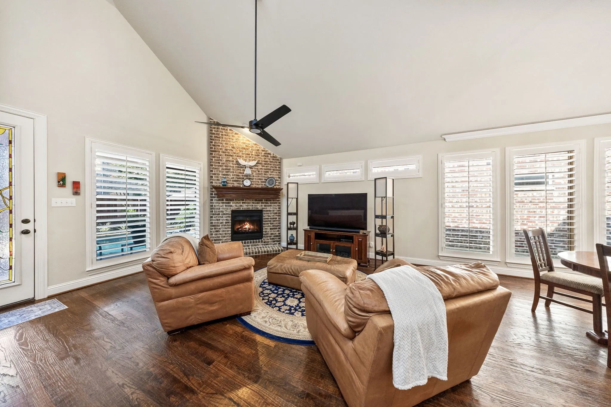 Single Family Residence For Sale in Denton County , 3504 Ashley Gardens, The Colony, Texas 75056, 3 Bedroom, 2 Bathroom, 2 Garage spaces, 2,403 Sqft, built in 2013, mls#21353287, Real Estate Agent in The Colony, Homes For Sale in Denton county, Homes For Sale in The Colony, Realtor in The Colony Texas, Real Estate Brokerage Independent Realty Texas, Luminita Cordes Realtor