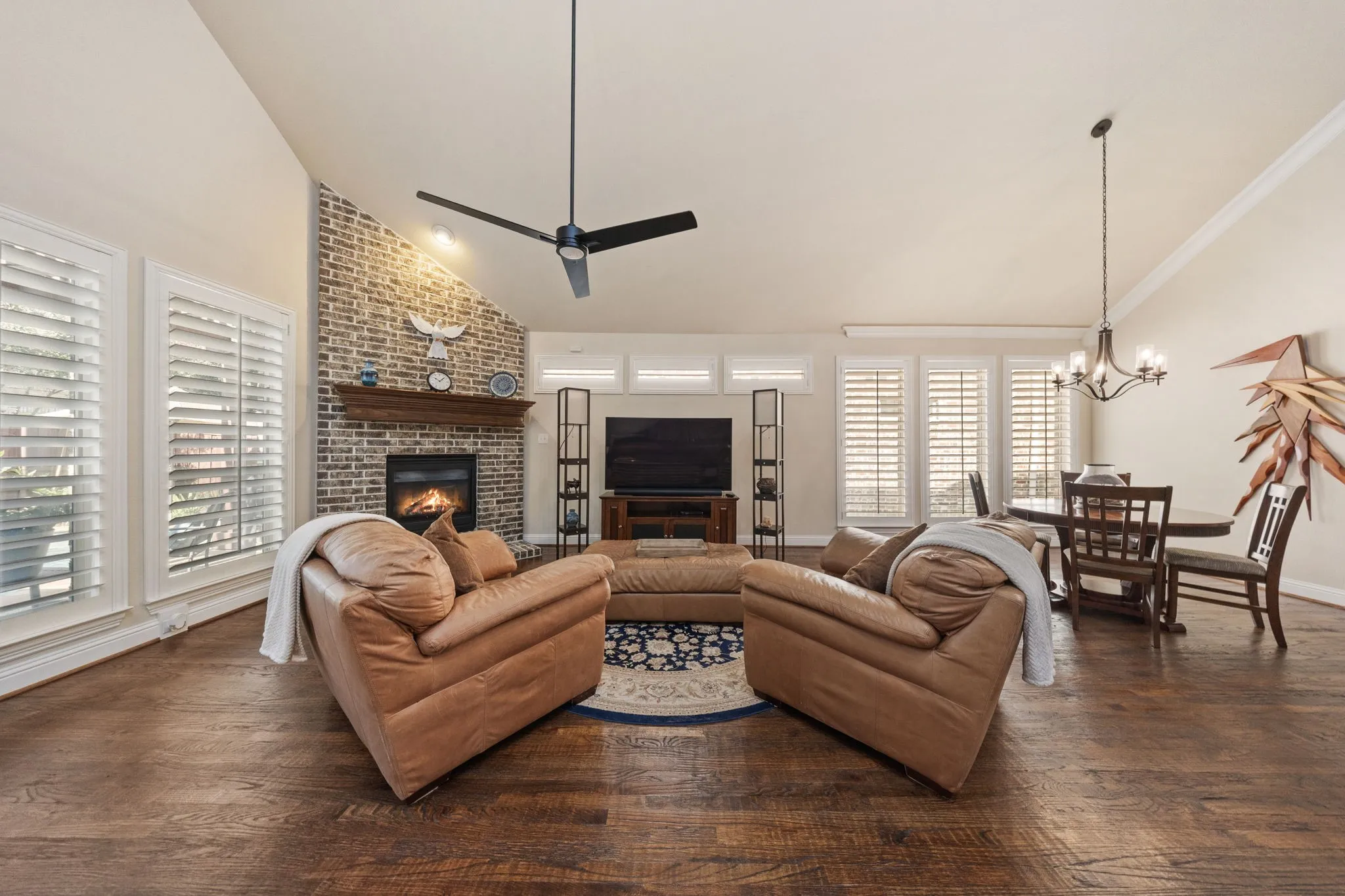Single Family Residence For Sale in Denton County , 3504 Ashley Gardens, The Colony, Texas 75056, 3 Bedroom, 2 Bathroom, 2 Garage spaces, 2,403 Sqft, built in 2013, mls#21353287, Real Estate Agent in The Colony, Homes For Sale in Denton county, Homes For Sale in The Colony, Realtor in The Colony Texas, Real Estate Brokerage Independent Realty Texas, Luminita Cordes Realtor