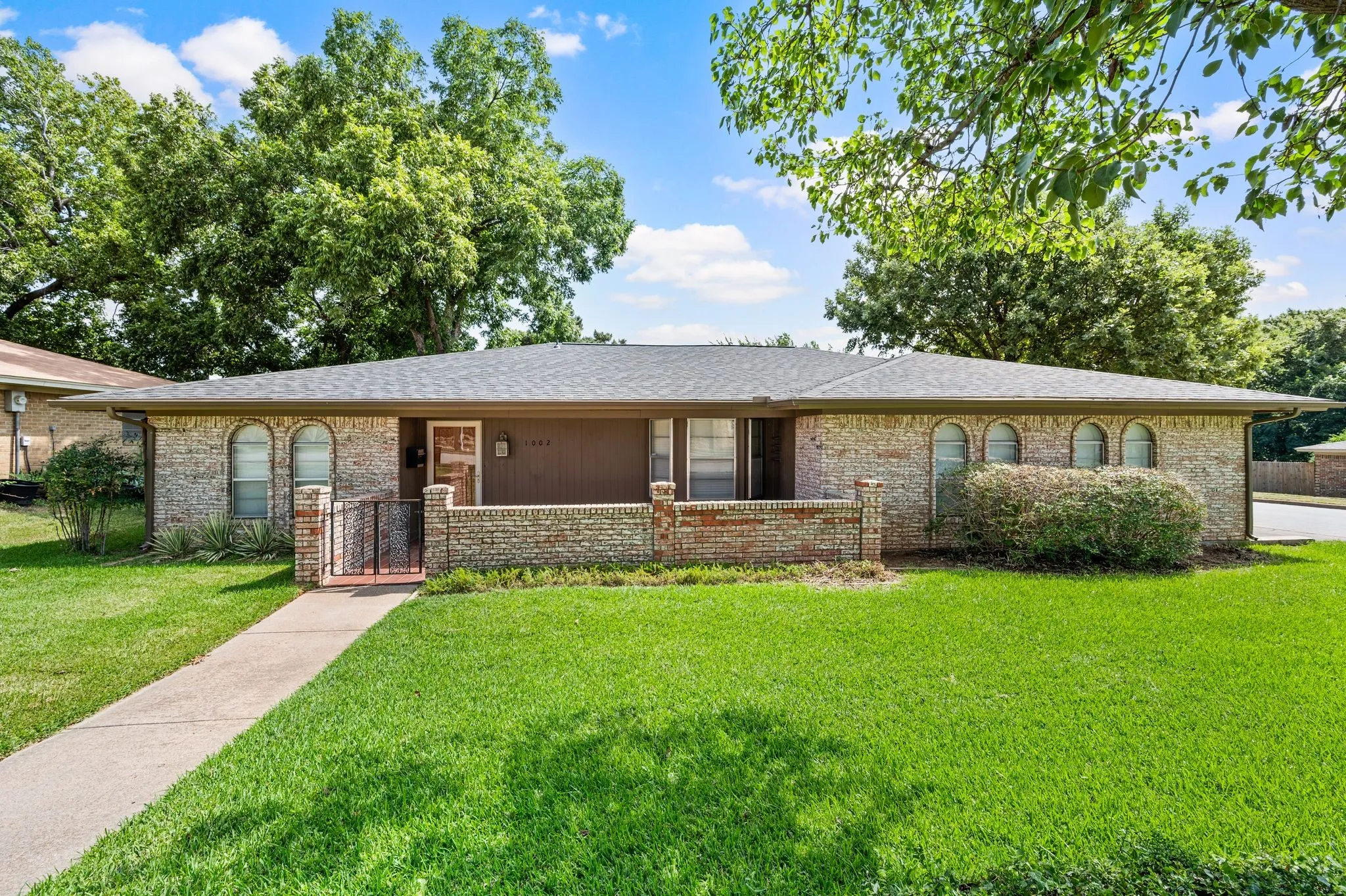 Single Family Residence For Sale in Tarrant County , 1002 Shady Brook Drive, Grapevine, Texas 76051, 3 Bedroom, 2 Bathroom, 2 Garage spaces, 1,653 Sqft, built in 1973, mls#21339651, Real Estate Agent in Grapevine, Homes For Sale in Tarrant county, Homes For Sale in Grapevine, Realtor in Grapevine Texas, Real Estate Brokerage Independent Realty Texas, Luminita Cordes Realtor