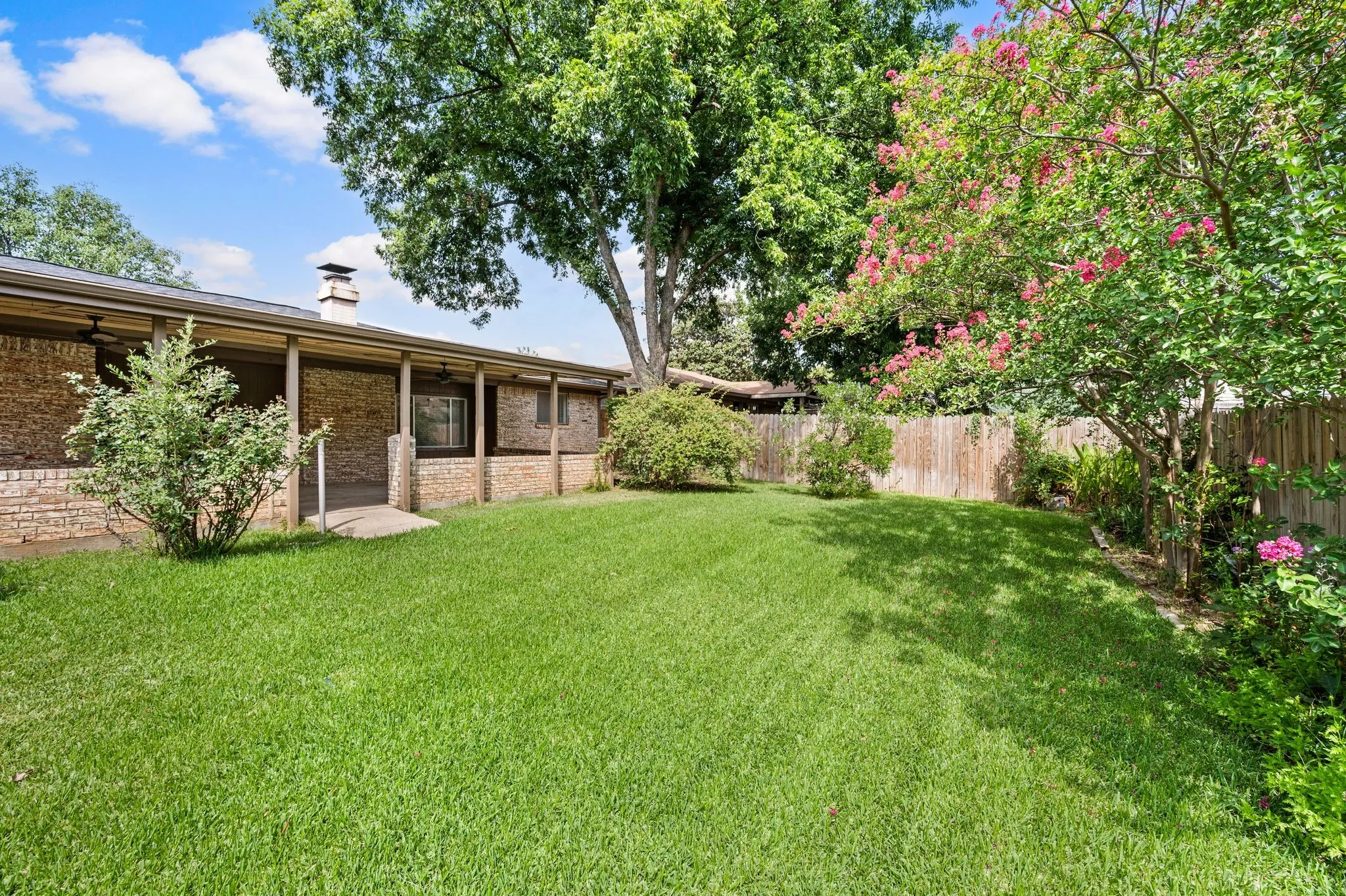 Single Family Residence For Sale in Tarrant County , 1002 Shady Brook Drive, Grapevine, Texas 76051, 3 Bedroom, 2 Bathroom, 2 Garage spaces, 1,653 Sqft, built in 1973, mls#21339651, Real Estate Agent in Grapevine, Homes For Sale in Tarrant county, Homes For Sale in Grapevine, Realtor in Grapevine Texas, Real Estate Brokerage Independent Realty Texas, Luminita Cordes Realtor