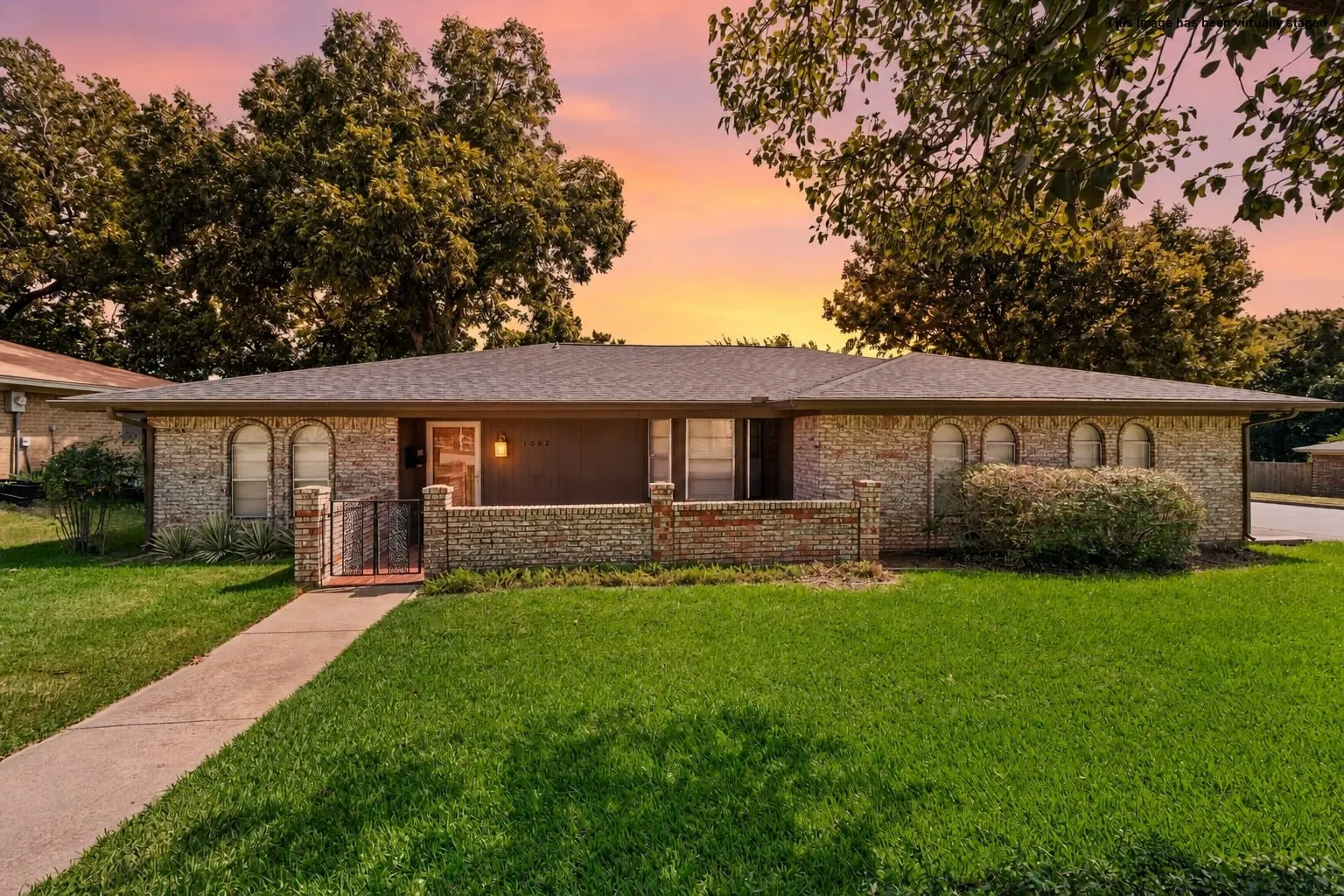 Single Family Residence For Sale in Tarrant County , 1002 Shady Brook Drive, Grapevine, Texas 76051, 3 Bedroom, 2 Bathroom, 2 Garage spaces, 1,653 Sqft, built in 1973, mls#21339651, Real Estate Agent in Grapevine, Homes For Sale in Tarrant county, Homes For Sale in Grapevine, Realtor in Grapevine Texas, Real Estate Brokerage Independent Realty Texas, Luminita Cordes Realtor