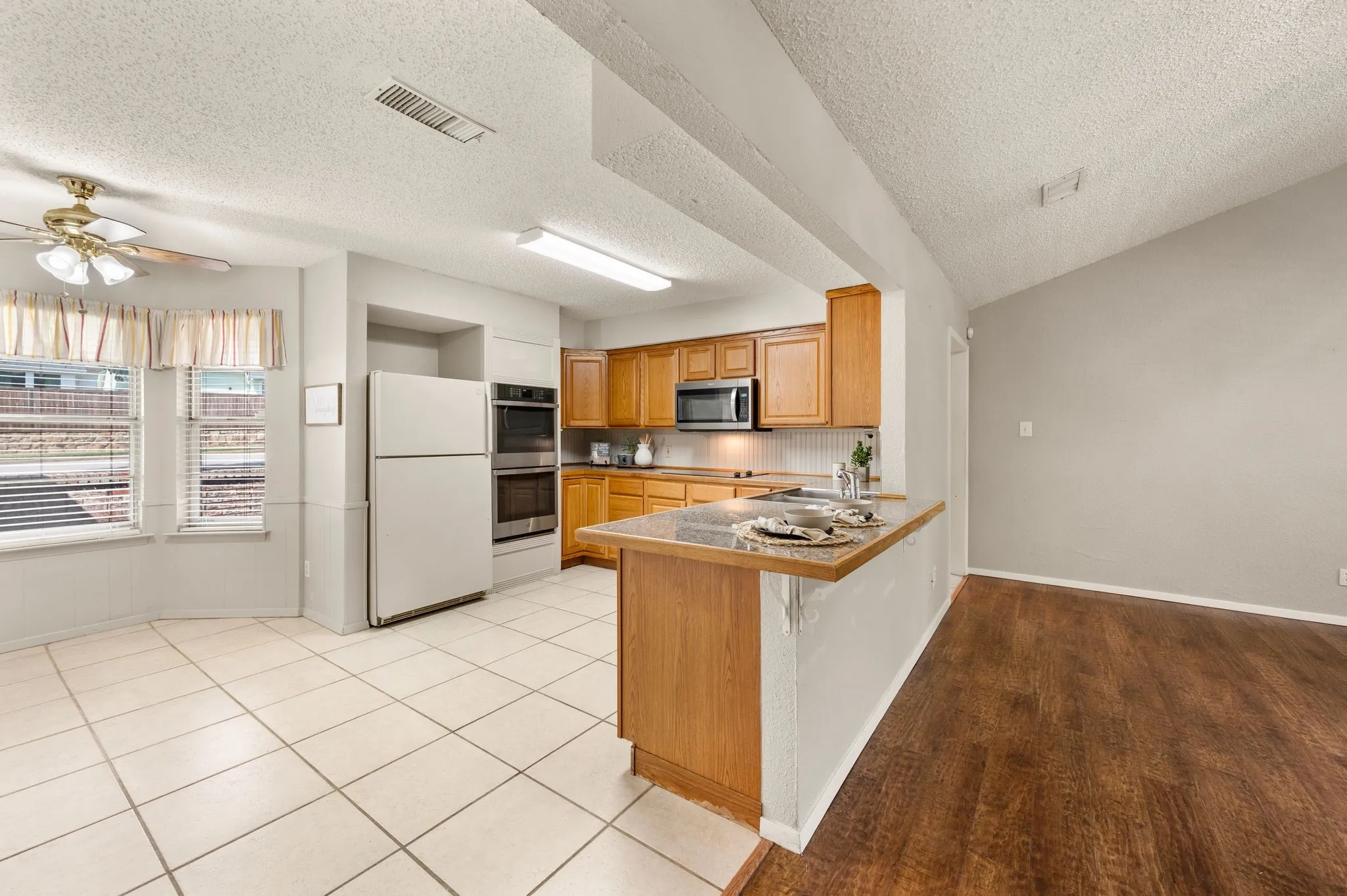 Single Family Residence For Sale in Tarrant County , 1002 Shady Brook Drive, Grapevine, Texas 76051, 3 Bedroom, 2 Bathroom, 2 Garage spaces, 1,653 Sqft, built in 1973, mls#21339651, Real Estate Agent in Grapevine, Homes For Sale in Tarrant county, Homes For Sale in Grapevine, Realtor in Grapevine Texas, Real Estate Brokerage Independent Realty Texas, Luminita Cordes Realtor