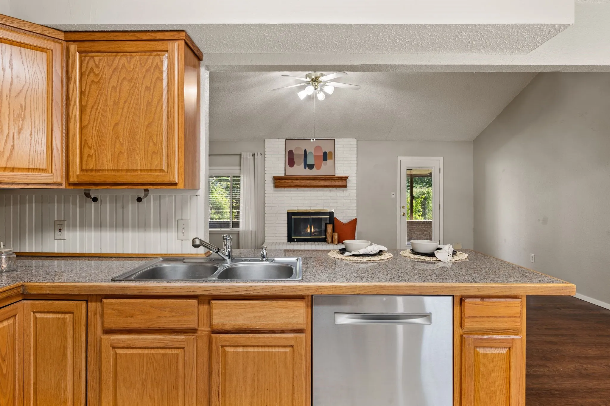 Single Family Residence For Sale in Tarrant County , 1002 Shady Brook Drive, Grapevine, Texas 76051, 3 Bedroom, 2 Bathroom, 2 Garage spaces, 1,653 Sqft, built in 1973, mls#21339651, Real Estate Agent in Grapevine, Homes For Sale in Tarrant county, Homes For Sale in Grapevine, Realtor in Grapevine Texas, Real Estate Brokerage Independent Realty Texas, Luminita Cordes Realtor