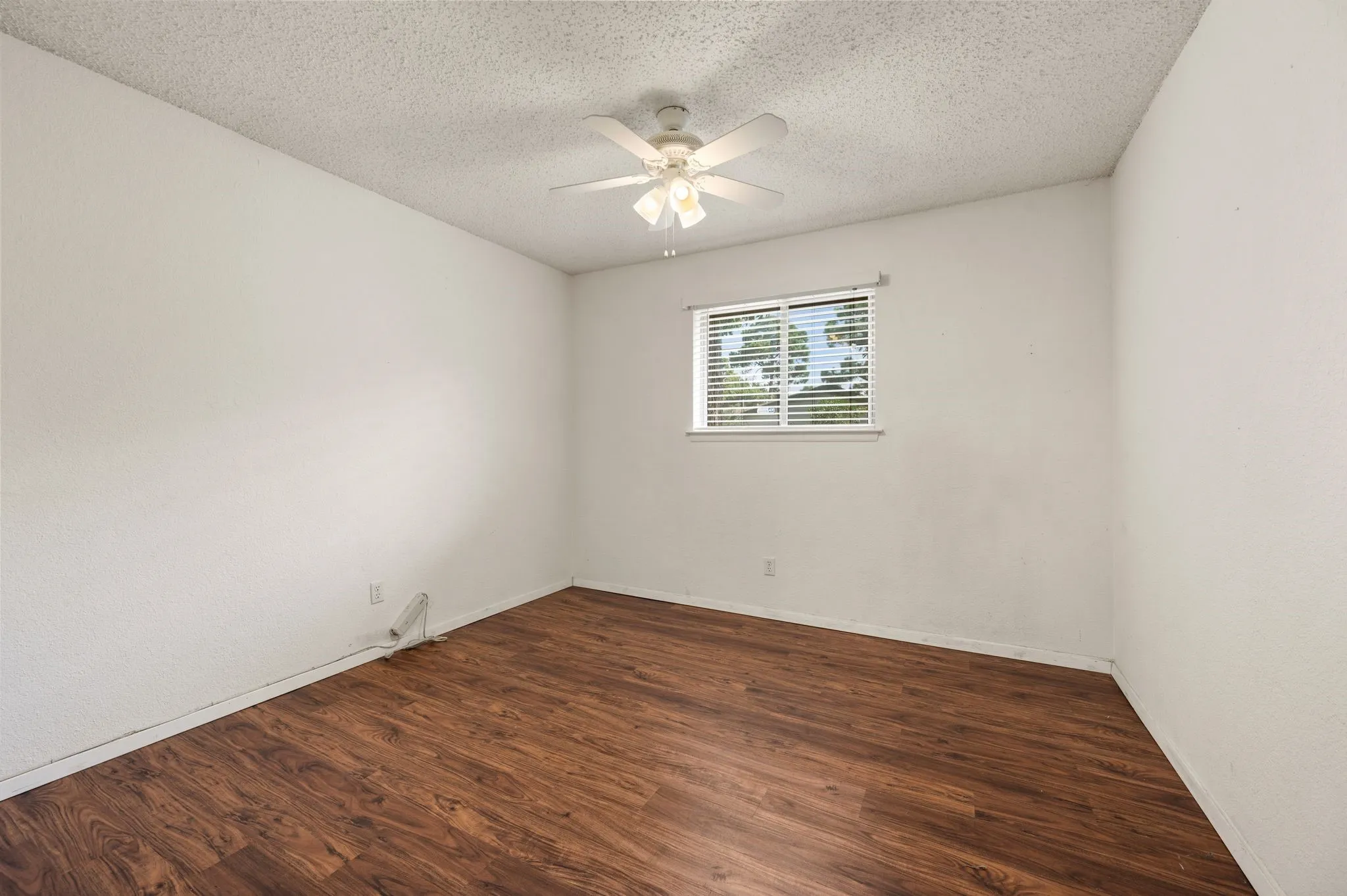 Single Family Residence For Sale in Tarrant County , 1002 Shady Brook Drive, Grapevine, Texas 76051, 3 Bedroom, 2 Bathroom, 2 Garage spaces, 1,653 Sqft, built in 1973, mls#21339651, Real Estate Agent in Grapevine, Homes For Sale in Tarrant county, Homes For Sale in Grapevine, Realtor in Grapevine Texas, Real Estate Brokerage Independent Realty Texas, Luminita Cordes Realtor