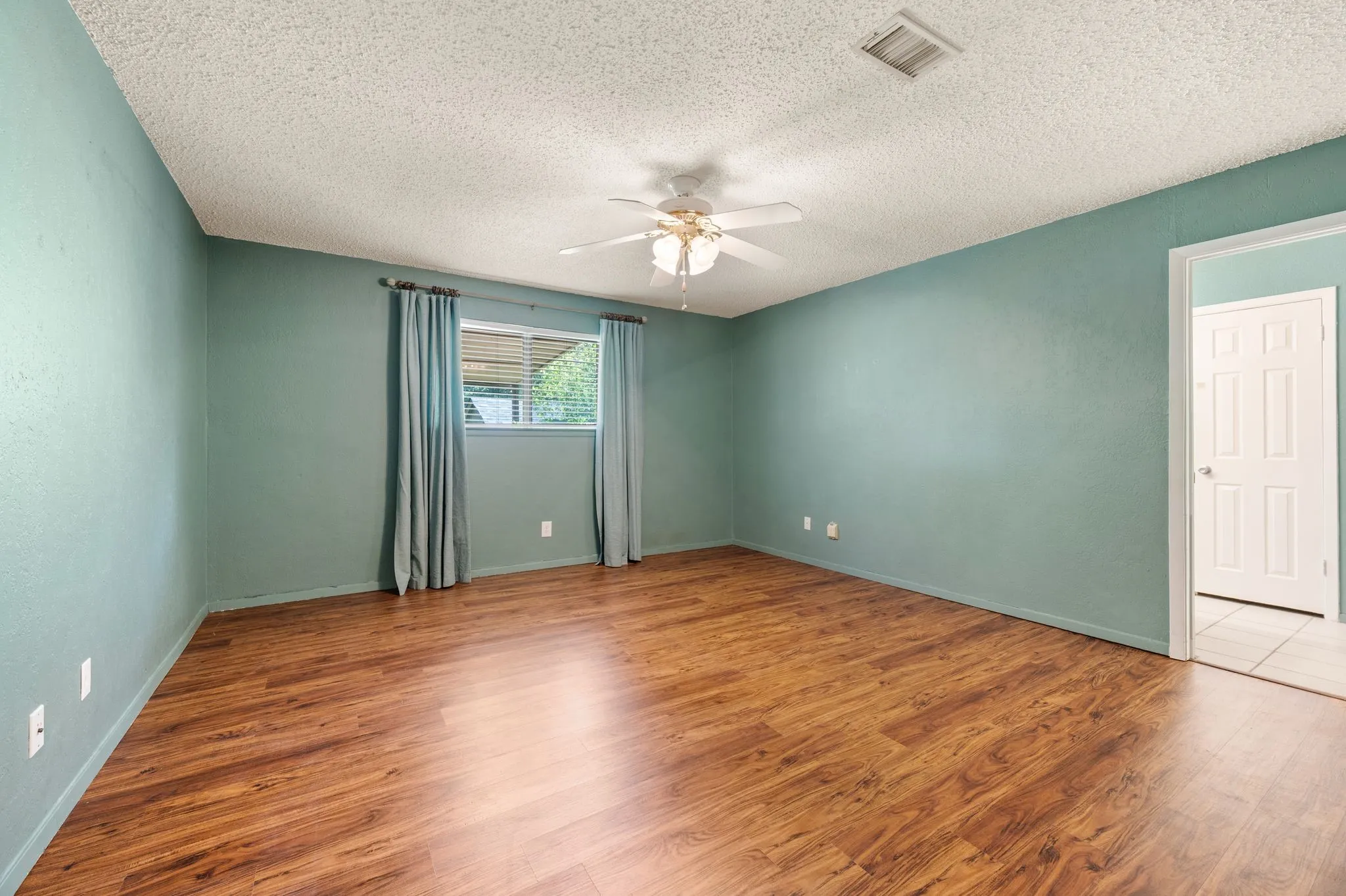 Single Family Residence For Sale in Tarrant County , 1002 Shady Brook Drive, Grapevine, Texas 76051, 3 Bedroom, 2 Bathroom, 2 Garage spaces, 1,653 Sqft, built in 1973, mls#21339651, Real Estate Agent in Grapevine, Homes For Sale in Tarrant county, Homes For Sale in Grapevine, Realtor in Grapevine Texas, Real Estate Brokerage Independent Realty Texas, Luminita Cordes Realtor