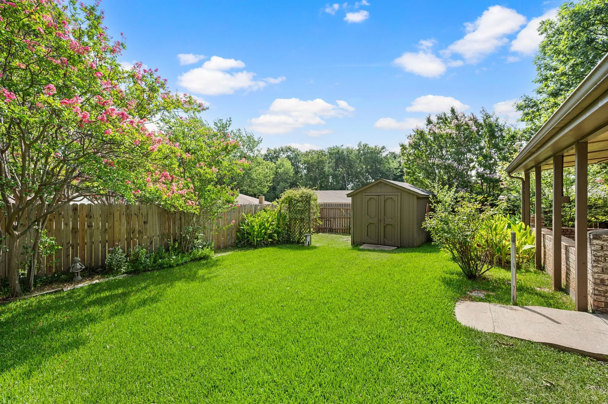 Single Family Residence For Sale in Tarrant County , 1002 Shady Brook Drive, Grapevine, Texas 76051, 3 Bedroom, 2 Bathroom, 2 Garage spaces, 1,653 Sqft, built in 1973, mls#21339651, Real Estate Agent in Grapevine, Homes For Sale in Tarrant county, Homes For Sale in Grapevine, Realtor in Grapevine Texas, Real Estate Brokerage Independent Realty Texas, Luminita Cordes Realtor