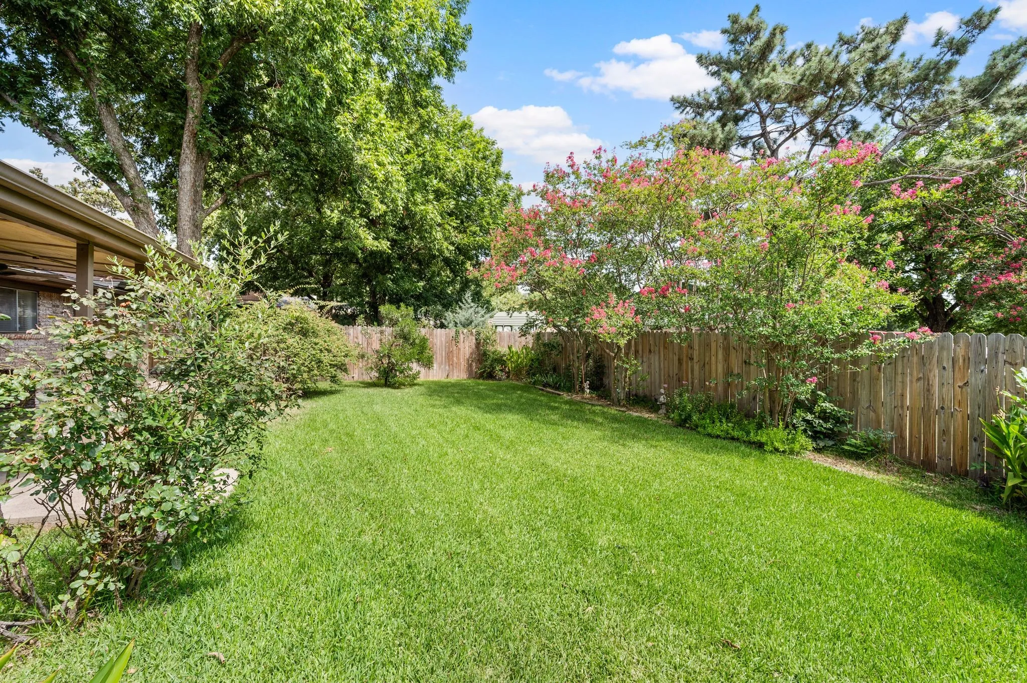 Single Family Residence For Sale in Tarrant County , 1002 Shady Brook Drive, Grapevine, Texas 76051, 3 Bedroom, 2 Bathroom, 2 Garage spaces, 1,653 Sqft, built in 1973, mls#21339651, Real Estate Agent in Grapevine, Homes For Sale in Tarrant county, Homes For Sale in Grapevine, Realtor in Grapevine Texas, Real Estate Brokerage Independent Realty Texas, Luminita Cordes Realtor