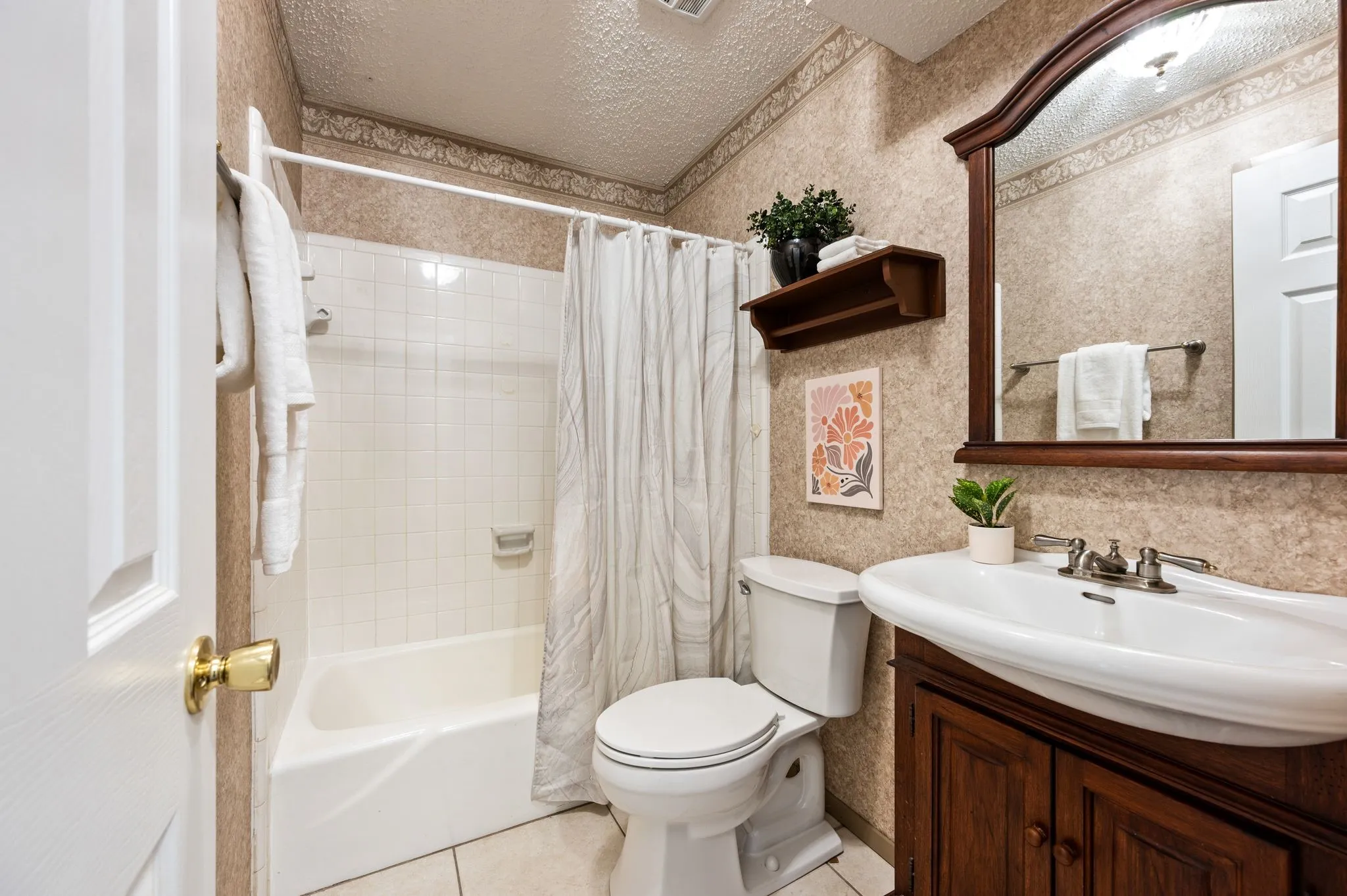Single Family Residence For Sale in Tarrant County , 1002 Shady Brook Drive, Grapevine, Texas 76051, 3 Bedroom, 2 Bathroom, 2 Garage spaces, 1,653 Sqft, built in 1973, mls#21339651, Real Estate Agent in Grapevine, Homes For Sale in Tarrant county, Homes For Sale in Grapevine, Realtor in Grapevine Texas, Real Estate Brokerage Independent Realty Texas, Luminita Cordes Realtor