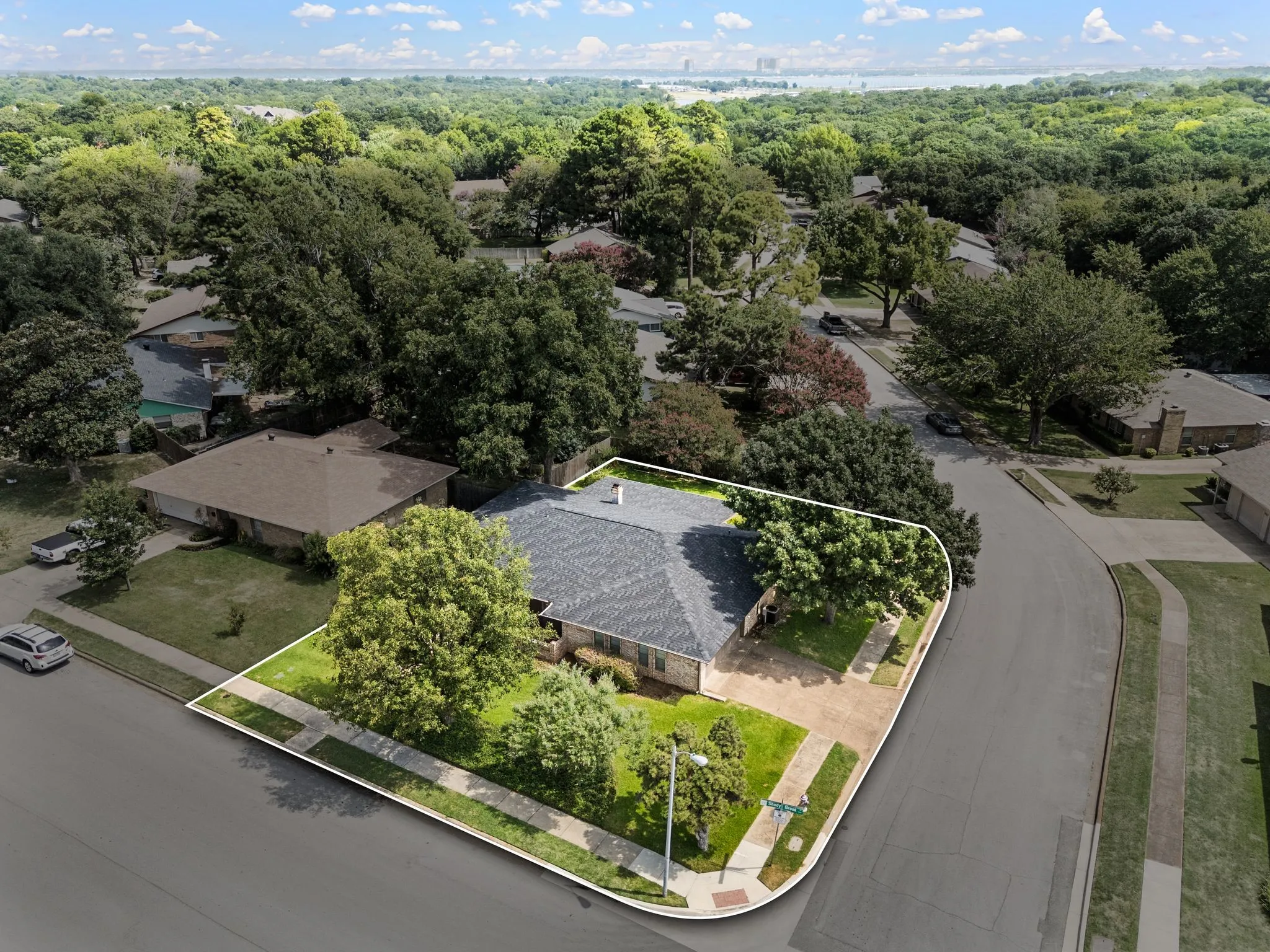Single Family Residence For Sale in Tarrant County , 1002 Shady Brook Drive, Grapevine, Texas 76051, 3 Bedroom, 2 Bathroom, 2 Garage spaces, 1,653 Sqft, built in 1973, mls#21339651, Real Estate Agent in Grapevine, Homes For Sale in Tarrant county, Homes For Sale in Grapevine, Realtor in Grapevine Texas, Real Estate Brokerage Independent Realty Texas, Luminita Cordes Realtor