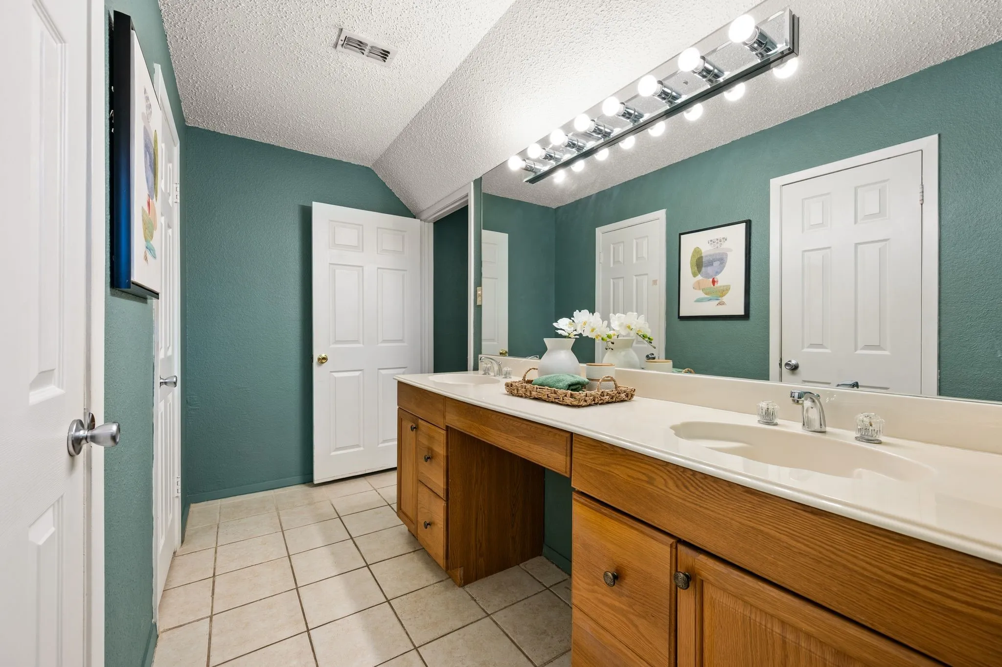 Single Family Residence For Sale in Tarrant County , 1002 Shady Brook Drive, Grapevine, Texas 76051, 3 Bedroom, 2 Bathroom, 2 Garage spaces, 1,653 Sqft, built in 1973, mls#21339651, Real Estate Agent in Grapevine, Homes For Sale in Tarrant county, Homes For Sale in Grapevine, Realtor in Grapevine Texas, Real Estate Brokerage Independent Realty Texas, Luminita Cordes Realtor