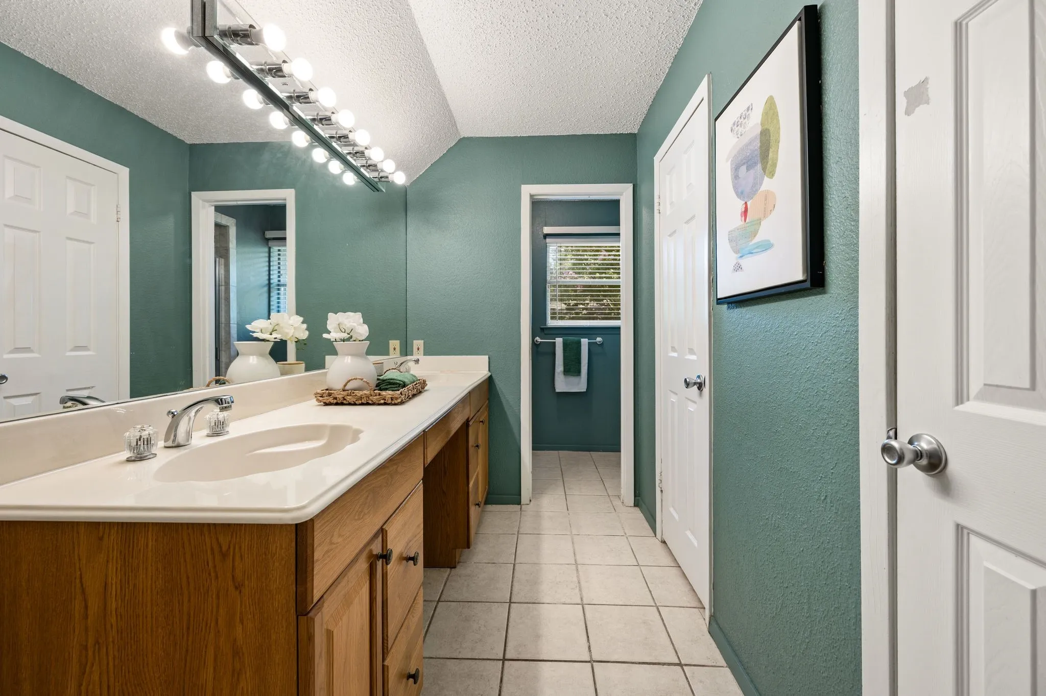Single Family Residence For Sale in Tarrant County , 1002 Shady Brook Drive, Grapevine, Texas 76051, 3 Bedroom, 2 Bathroom, 2 Garage spaces, 1,653 Sqft, built in 1973, mls#21339651, Real Estate Agent in Grapevine, Homes For Sale in Tarrant county, Homes For Sale in Grapevine, Realtor in Grapevine Texas, Real Estate Brokerage Independent Realty Texas, Luminita Cordes Realtor