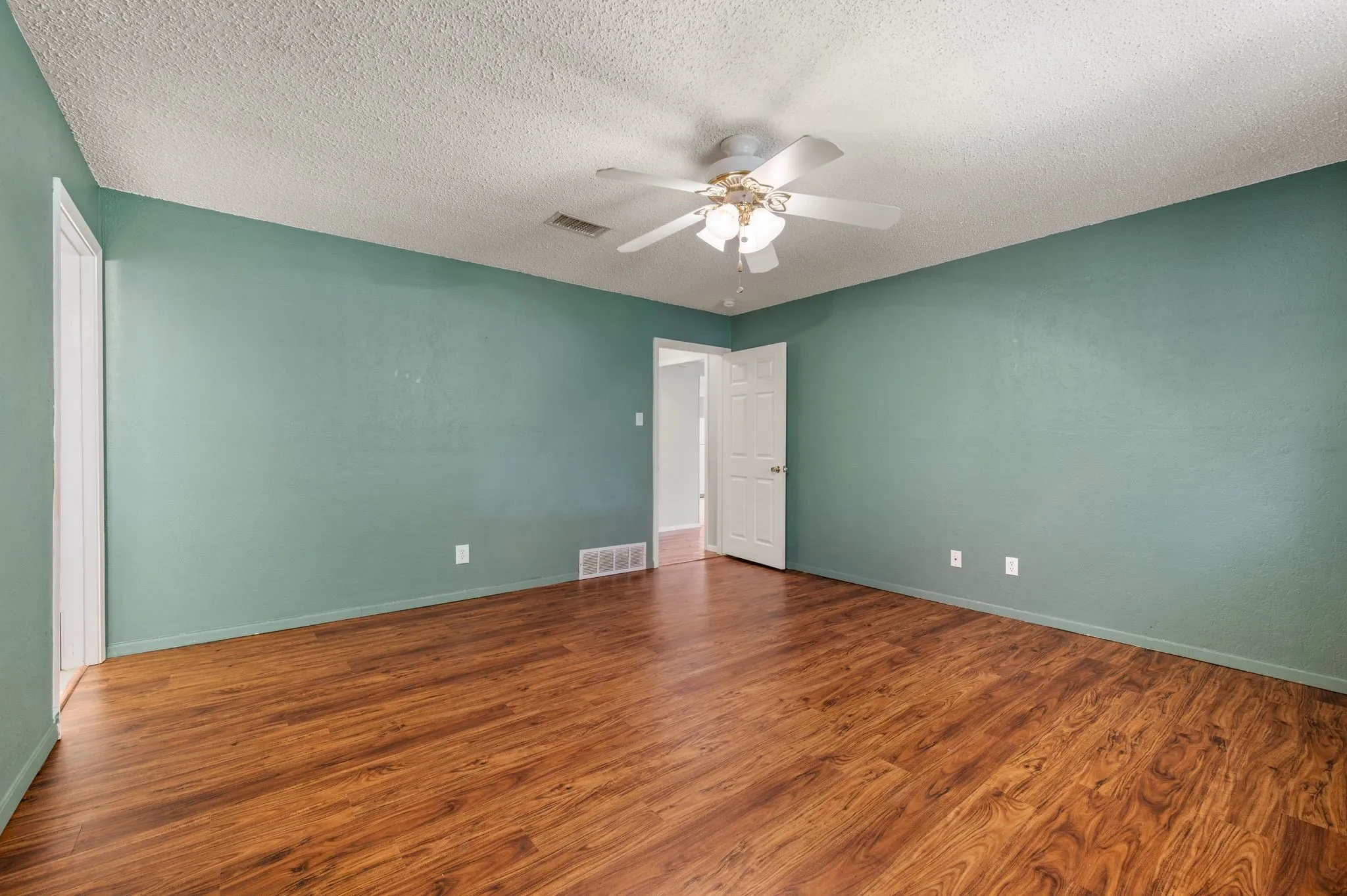 Single Family Residence For Sale in Tarrant County , 1002 Shady Brook Drive, Grapevine, Texas 76051, 3 Bedroom, 2 Bathroom, 2 Garage spaces, 1,653 Sqft, built in 1973, mls#21339651, Real Estate Agent in Grapevine, Homes For Sale in Tarrant county, Homes For Sale in Grapevine, Realtor in Grapevine Texas, Real Estate Brokerage Independent Realty Texas, Luminita Cordes Realtor