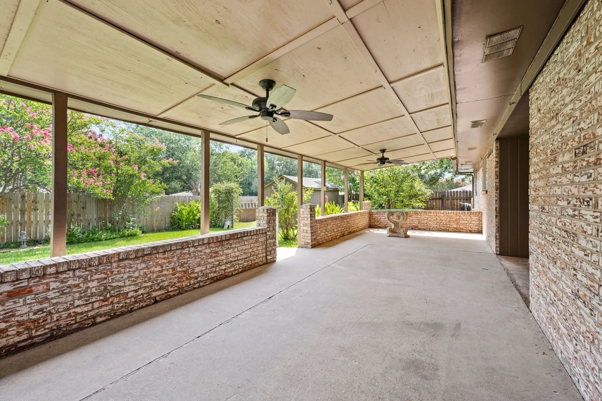 Single Family Residence For Sale in Tarrant County , 1002 Shady Brook Drive, Grapevine, Texas 76051, 3 Bedroom, 2 Bathroom, 2 Garage spaces, 1,653 Sqft, built in 1973, mls#21339651, Real Estate Agent in Grapevine, Homes For Sale in Tarrant county, Homes For Sale in Grapevine, Realtor in Grapevine Texas, Real Estate Brokerage Independent Realty Texas, Luminita Cordes Realtor