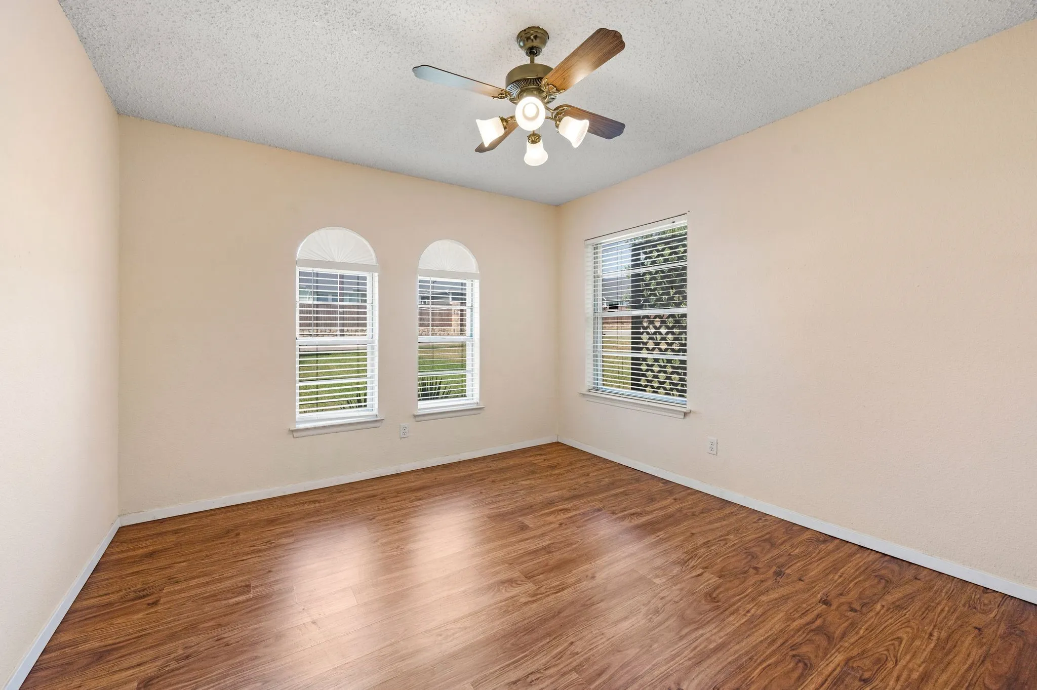 Single Family Residence For Sale in Tarrant County , 1002 Shady Brook Drive, Grapevine, Texas 76051, 3 Bedroom, 2 Bathroom, 2 Garage spaces, 1,653 Sqft, built in 1973, mls#21339651, Real Estate Agent in Grapevine, Homes For Sale in Tarrant county, Homes For Sale in Grapevine, Realtor in Grapevine Texas, Real Estate Brokerage Independent Realty Texas, Luminita Cordes Realtor