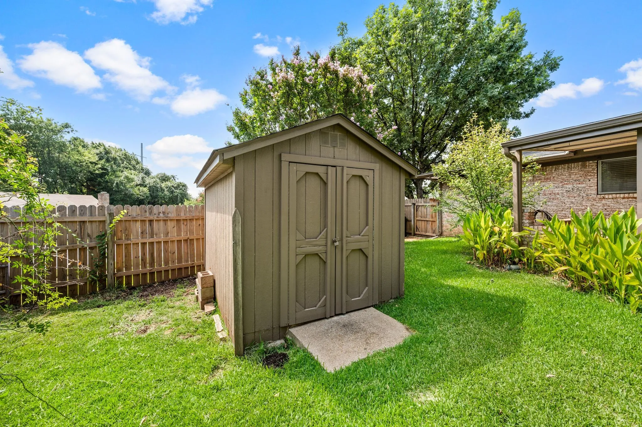 Single Family Residence For Sale in Tarrant County , 1002 Shady Brook Drive, Grapevine, Texas 76051, 3 Bedroom, 2 Bathroom, 2 Garage spaces, 1,653 Sqft, built in 1973, mls#21339651, Real Estate Agent in Grapevine, Homes For Sale in Tarrant county, Homes For Sale in Grapevine, Realtor in Grapevine Texas, Real Estate Brokerage Independent Realty Texas, Luminita Cordes Realtor