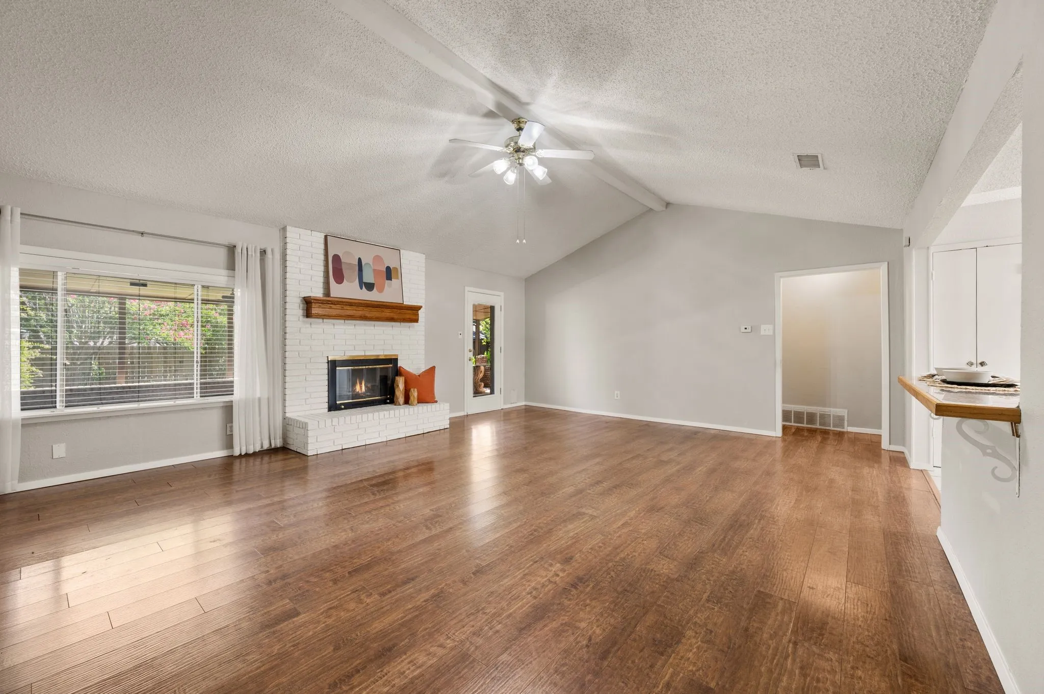 Single Family Residence For Sale in Tarrant County , 1002 Shady Brook Drive, Grapevine, Texas 76051, 3 Bedroom, 2 Bathroom, 2 Garage spaces, 1,653 Sqft, built in 1973, mls#21339651, Real Estate Agent in Grapevine, Homes For Sale in Tarrant county, Homes For Sale in Grapevine, Realtor in Grapevine Texas, Real Estate Brokerage Independent Realty Texas, Luminita Cordes Realtor